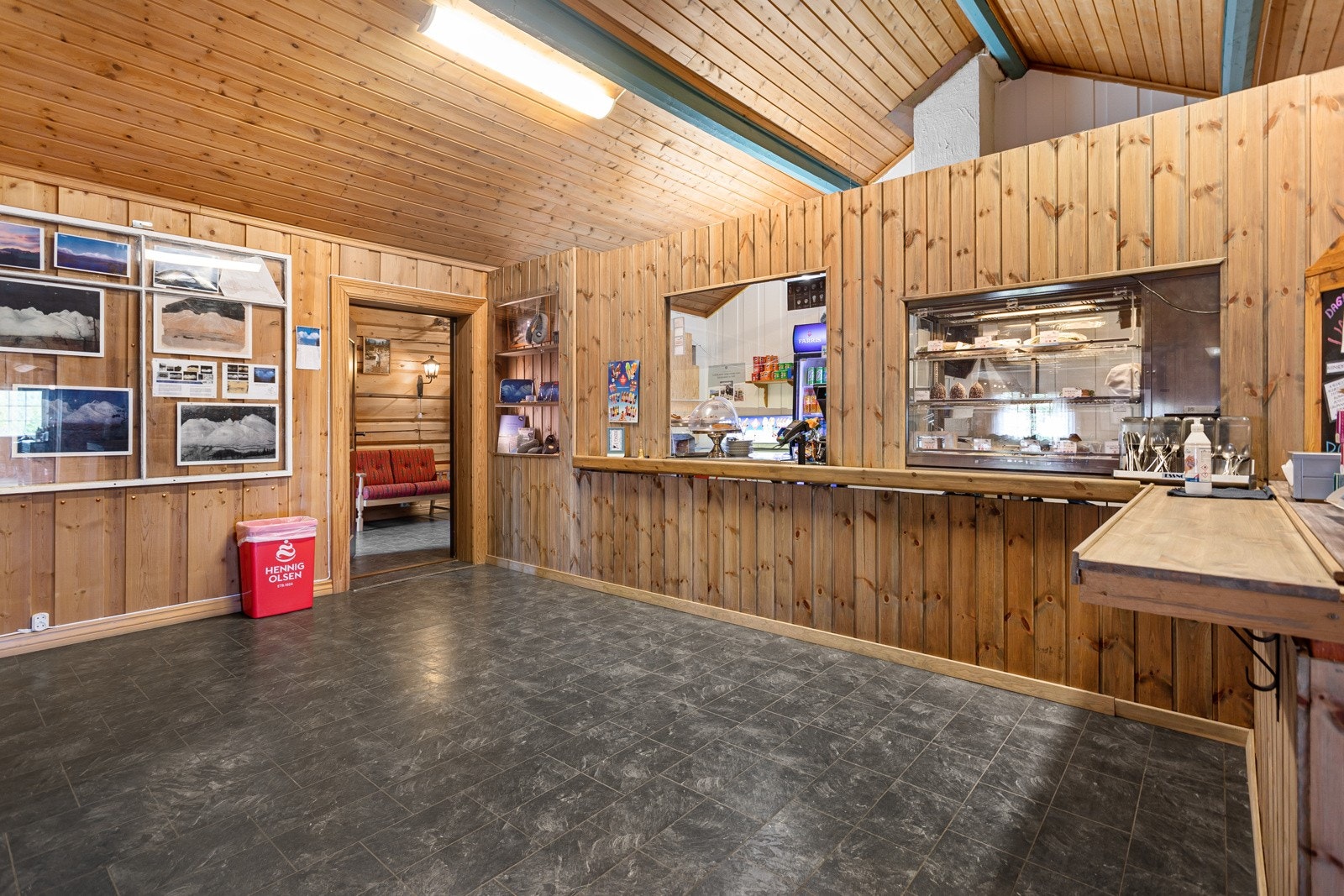 Kasseområdet i Sohlbergstua. Galleribilde