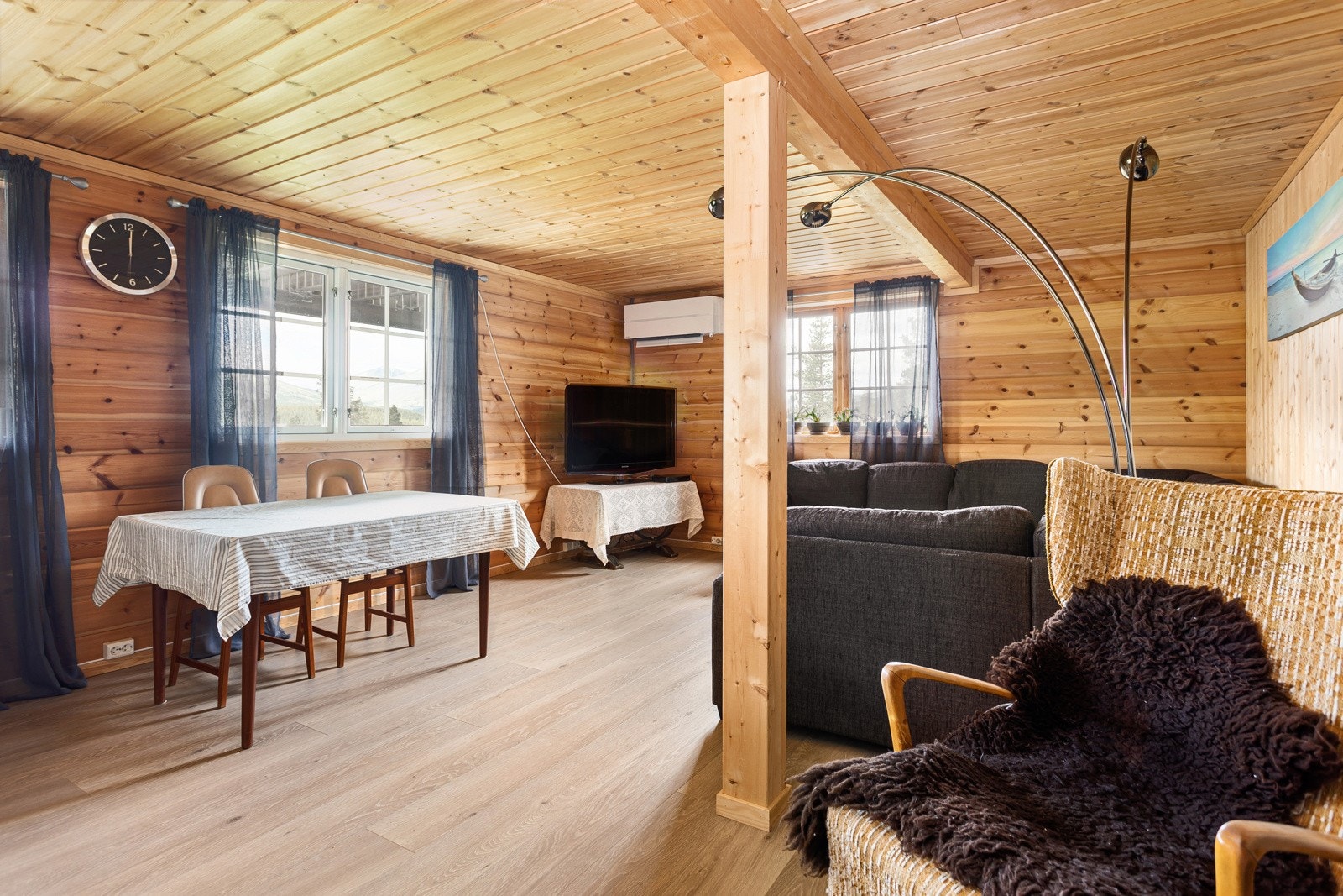 Kombinert stue og spisestue i boenheten. Galleribilde