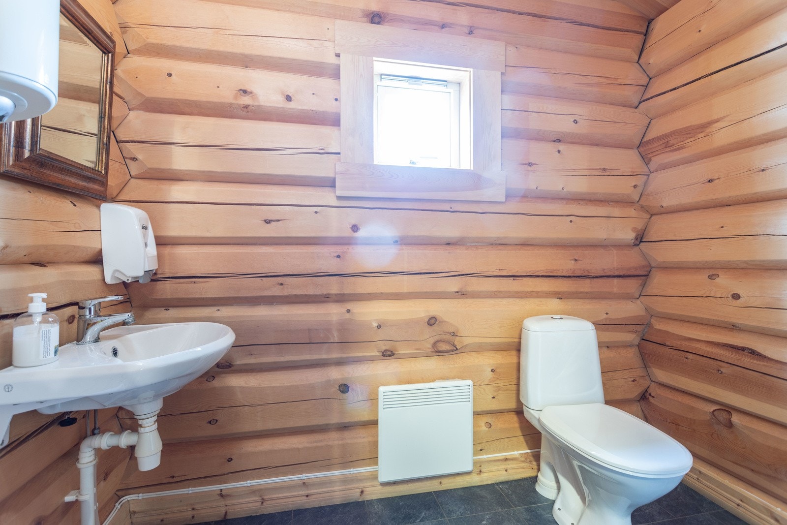 Herretoalett med innvendig adkomst fra kafeen. Galleribilde