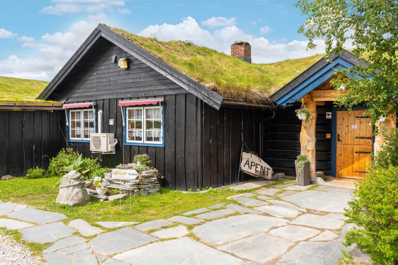 Inngangspartiet til kafeen og kjøkkenet. Galleribilde