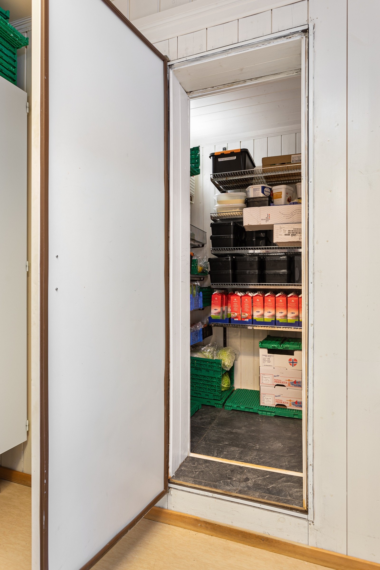 Kjølerom på kjøkkenet med god lagingsplass. Galleribilde
