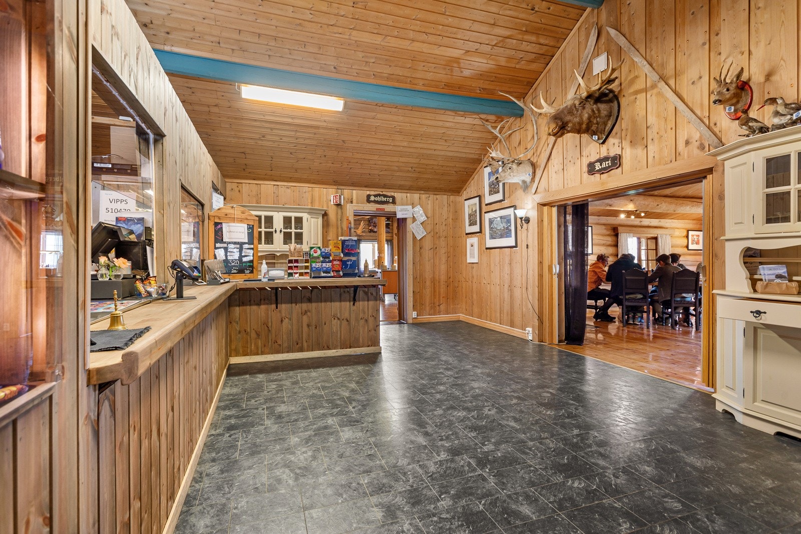 Kasseområdet i Sohlbergstua. Galleribilde