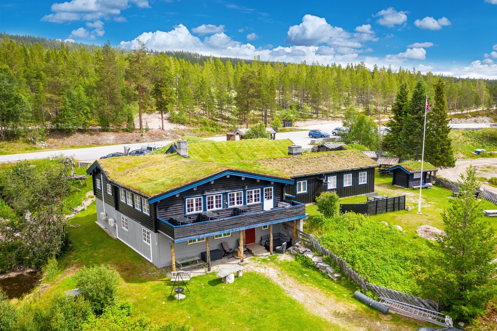 Kafeen ligger fint til, rett ved Nasjonal Turistveg. Galleribilde