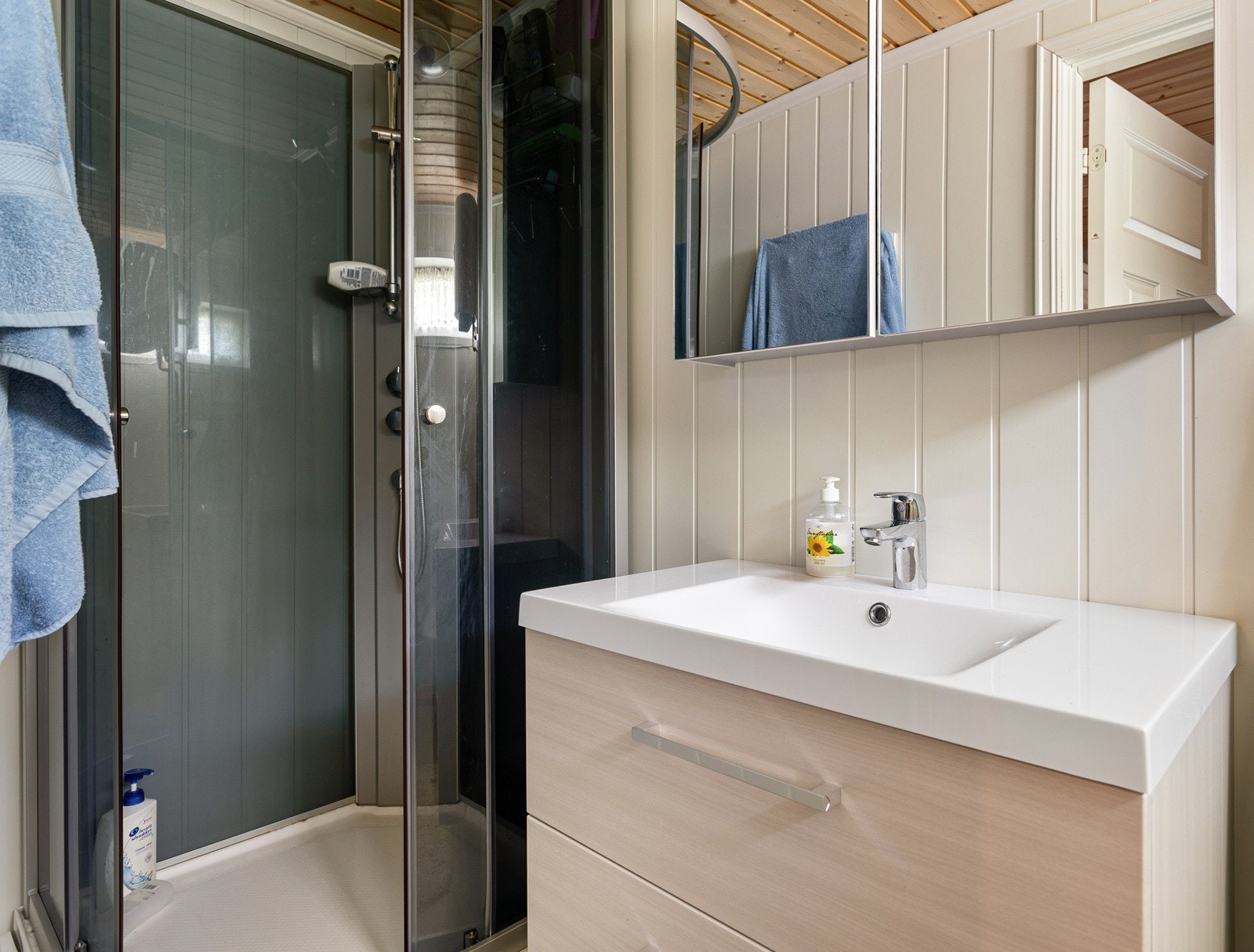 Bad i boenheten. Innredet med dusjkabinett og servant på innredning. Galleribilde