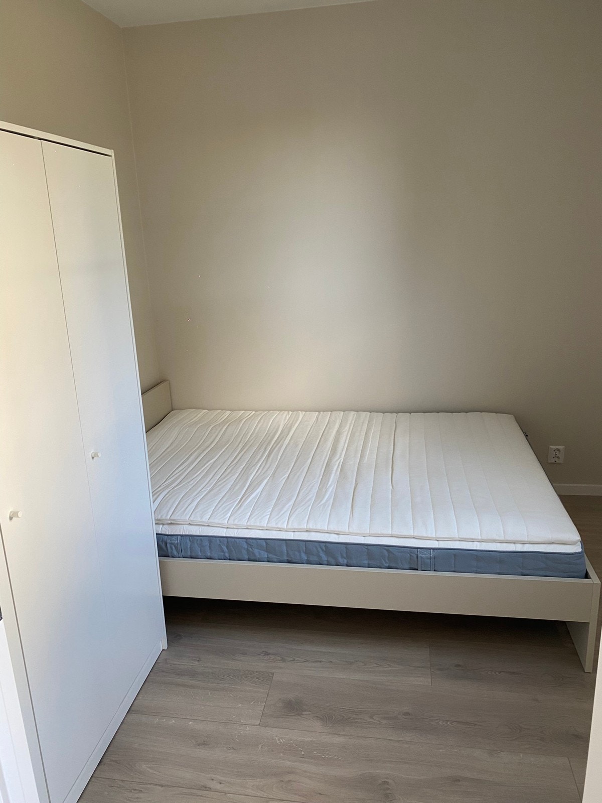 Soverom med skap og seng Galleribilde