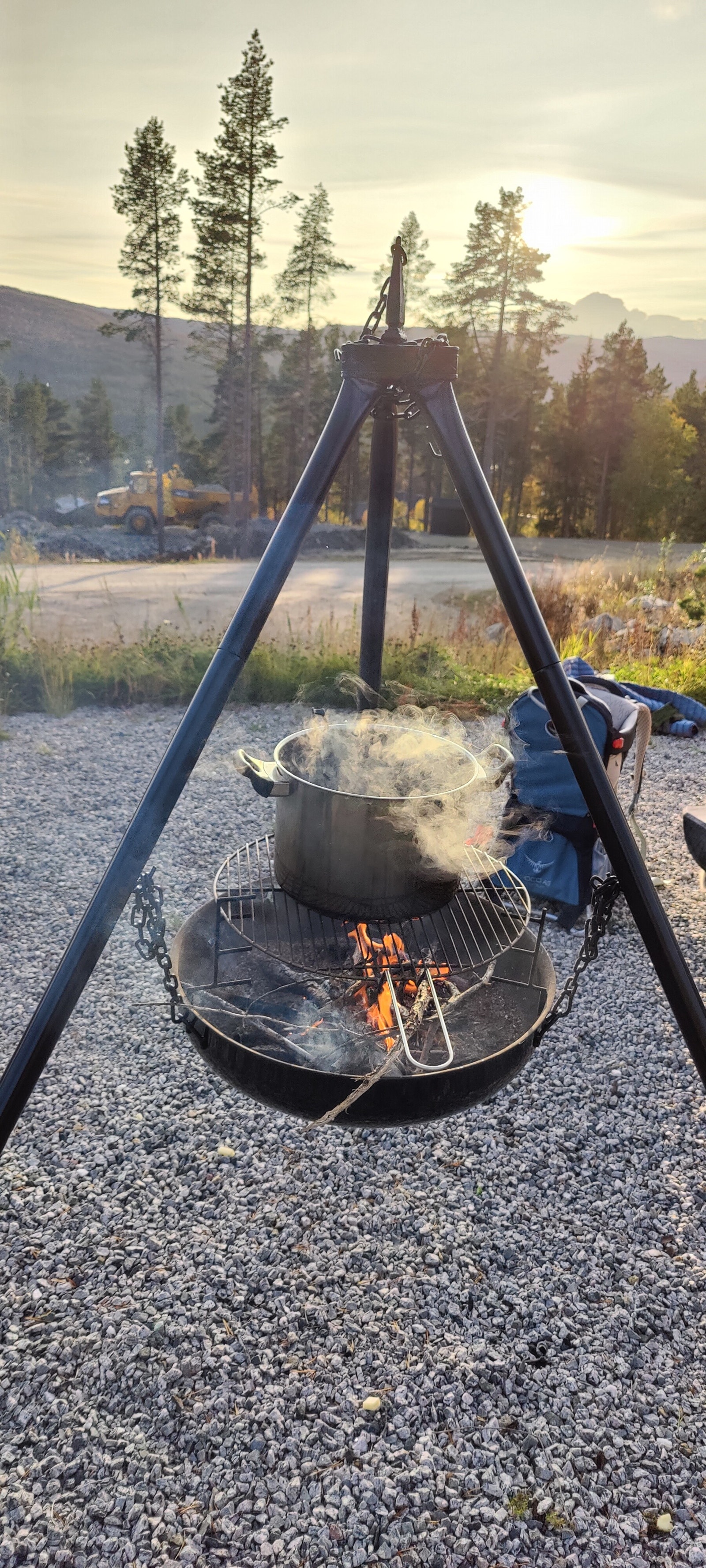 Grønnsakssuppe på bålpanne etter innhøstingen, med grønnsaker fra åkeren. Galleribilde
