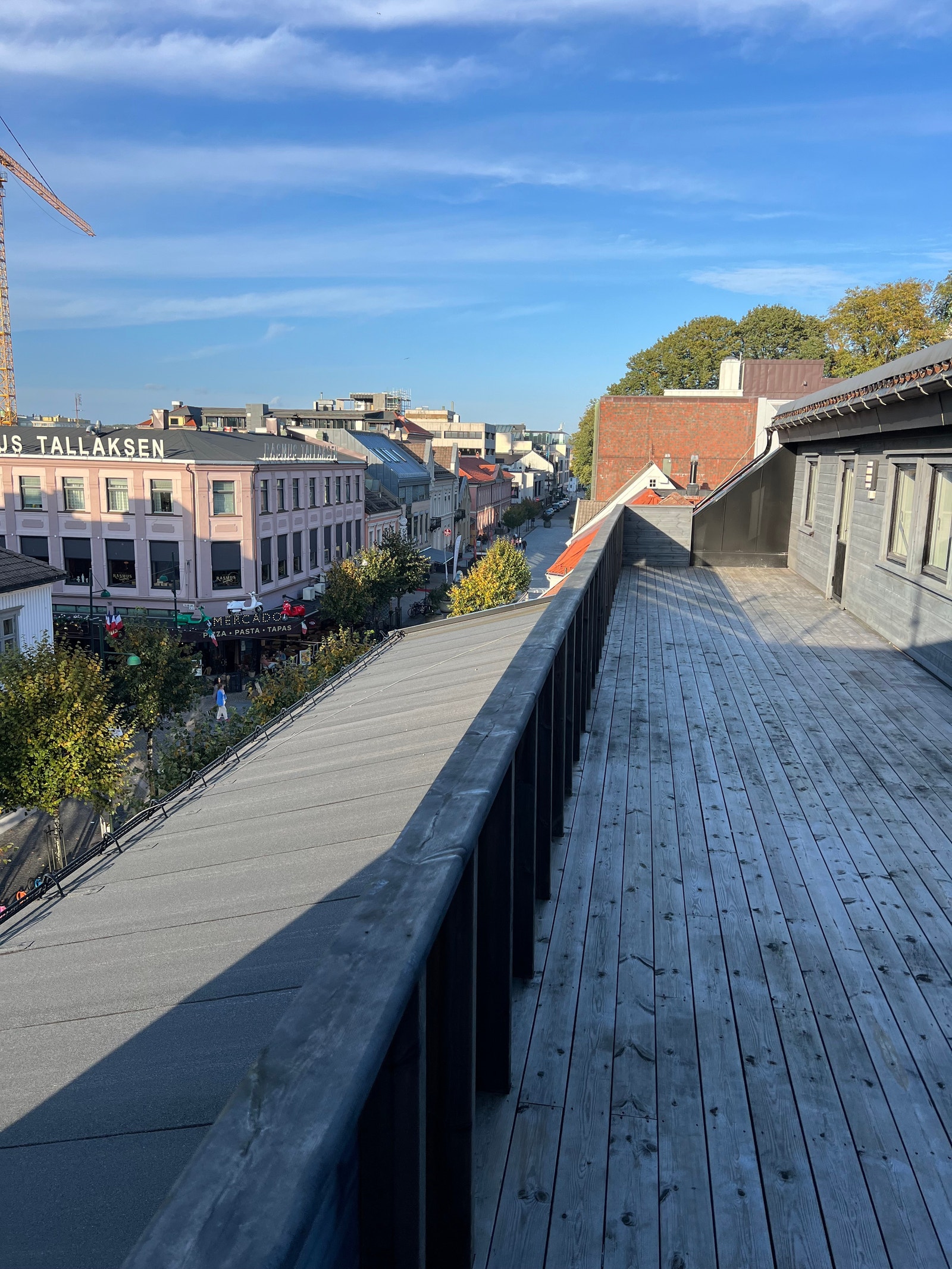 Stor, solrik terrasse med utsikt til både Markens og havneområdet Galleribilde