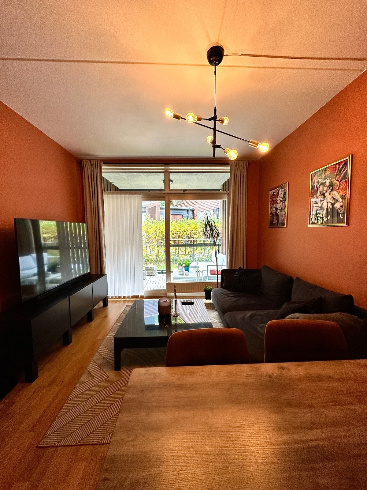 Romslig stue med plass til spisebord! Galleribilde