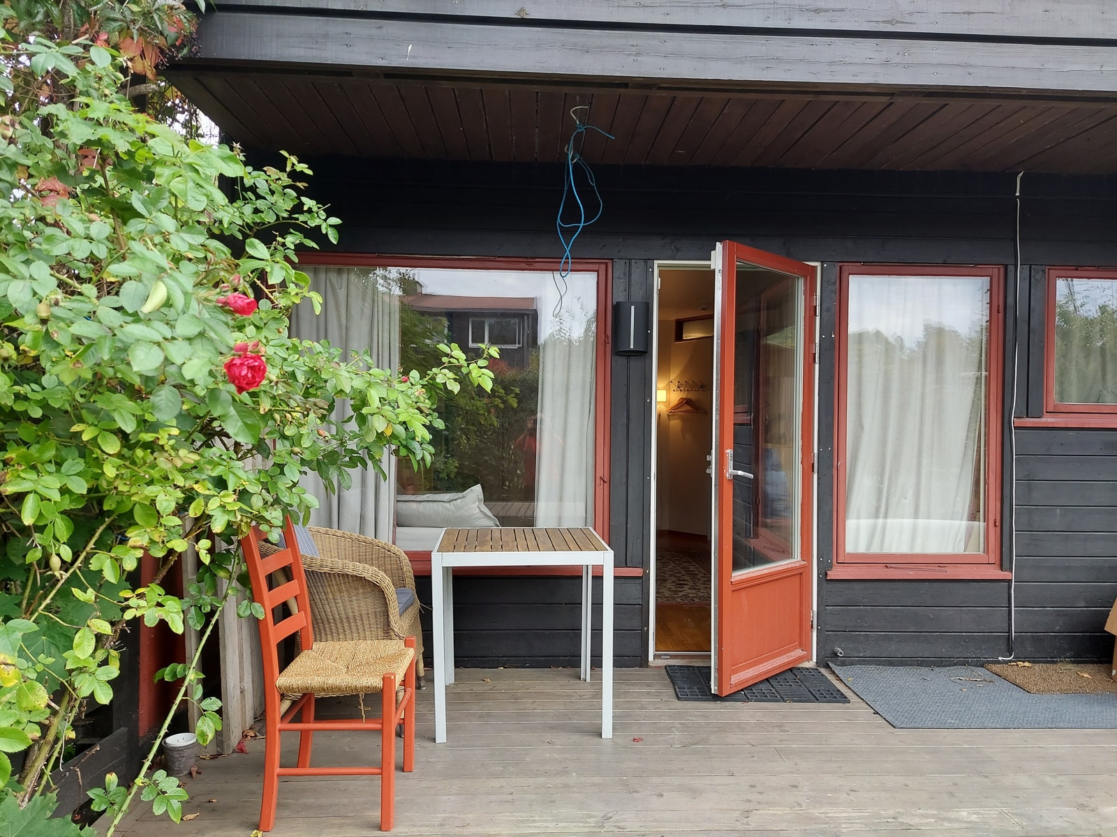 Egen inngang gjennom hagen. Egen terrasse Galleribilde
