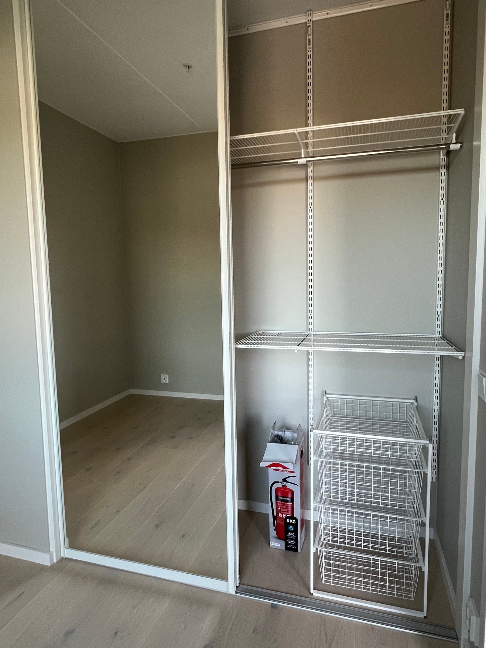 Elfa-hyllesystem medfølger. Galleribilde