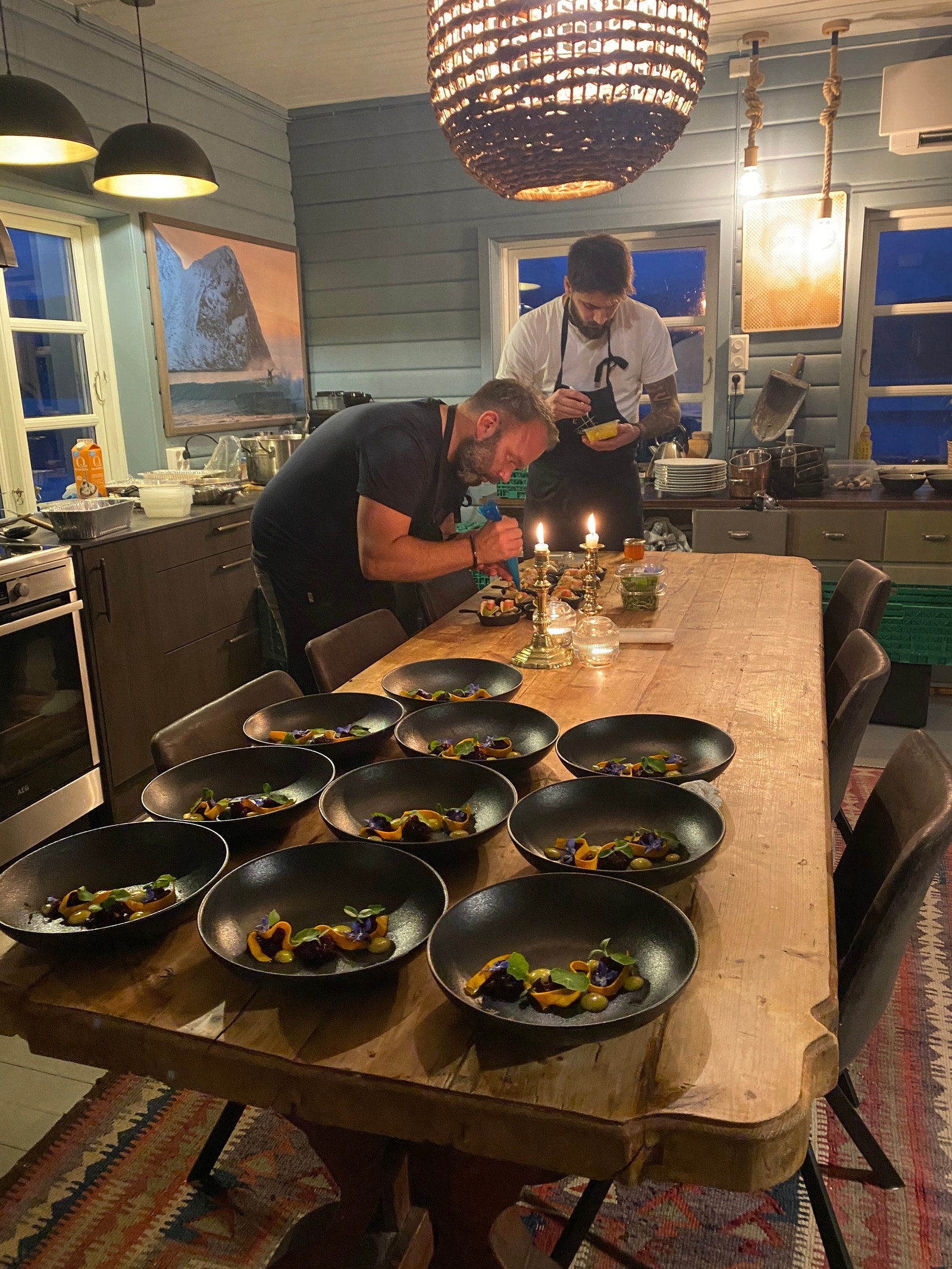 Vi kan være behjelpelig med catering og egen kokk /serveringspersonalet ved større anledninger Galleribilde