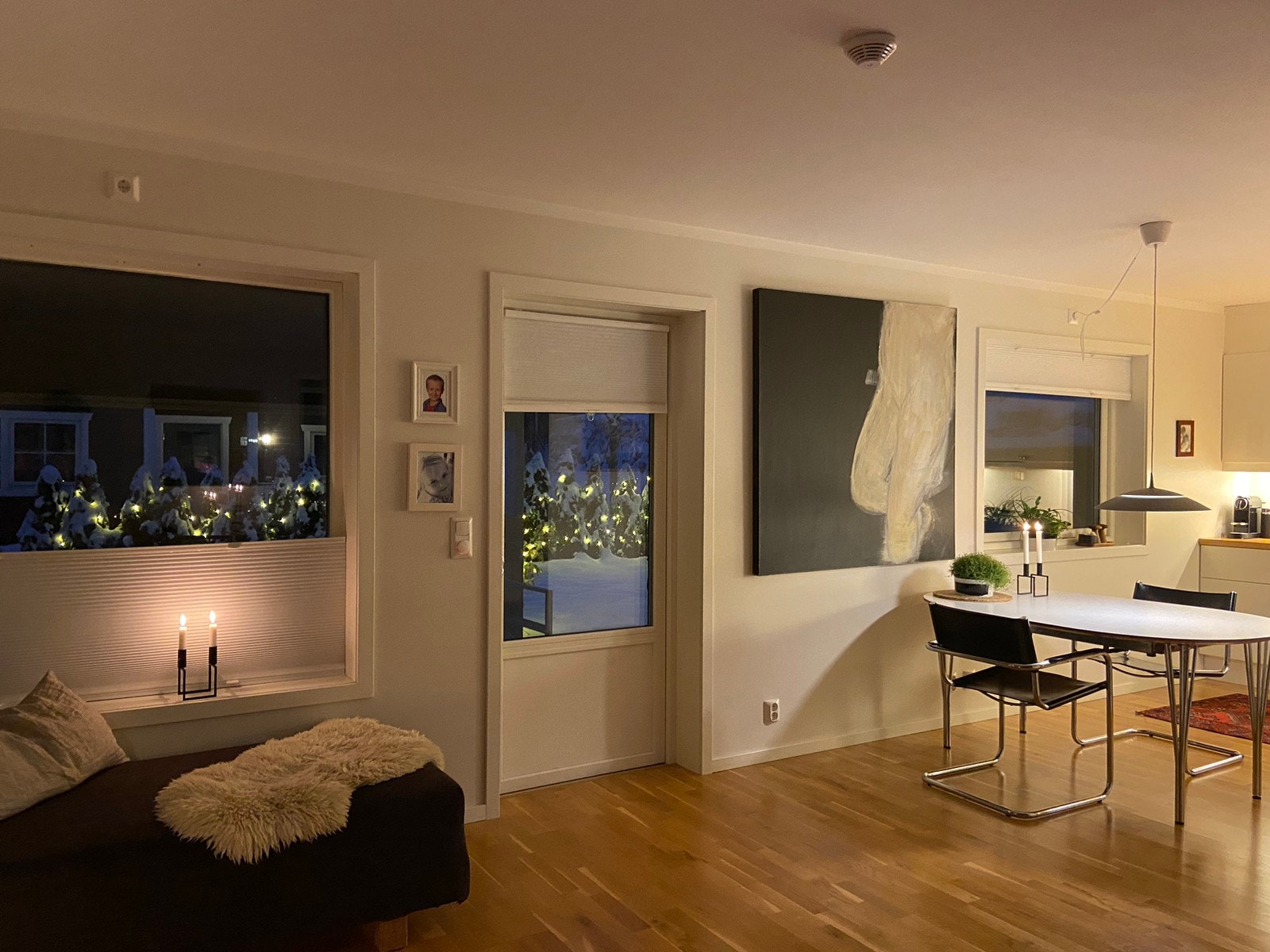 kjøkken og utgang til stor markterrasse og hage Galleribilde