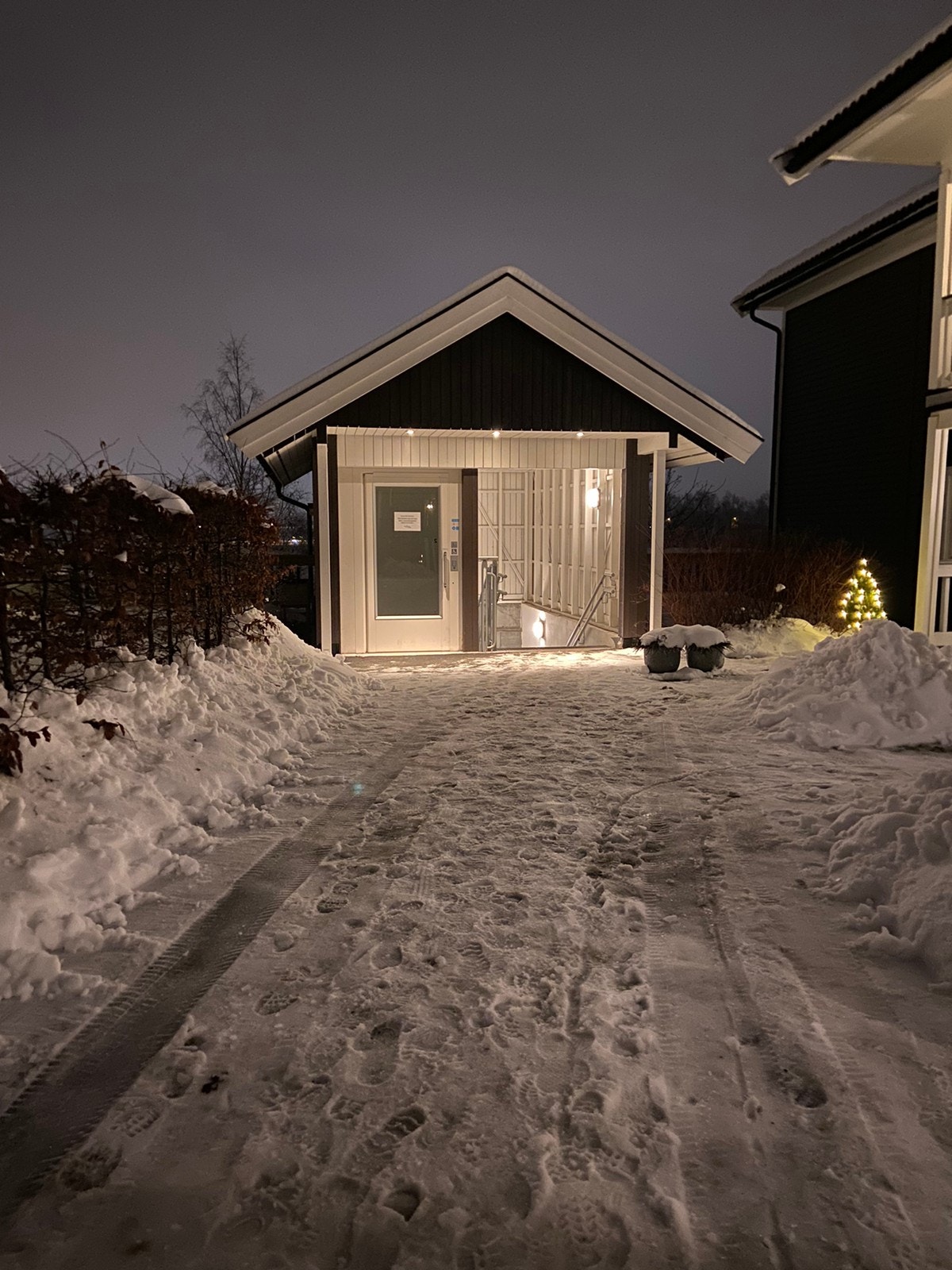 Nedgang og heis til underjordisk oppvarmet garasje/kjellerbod Galleribilde