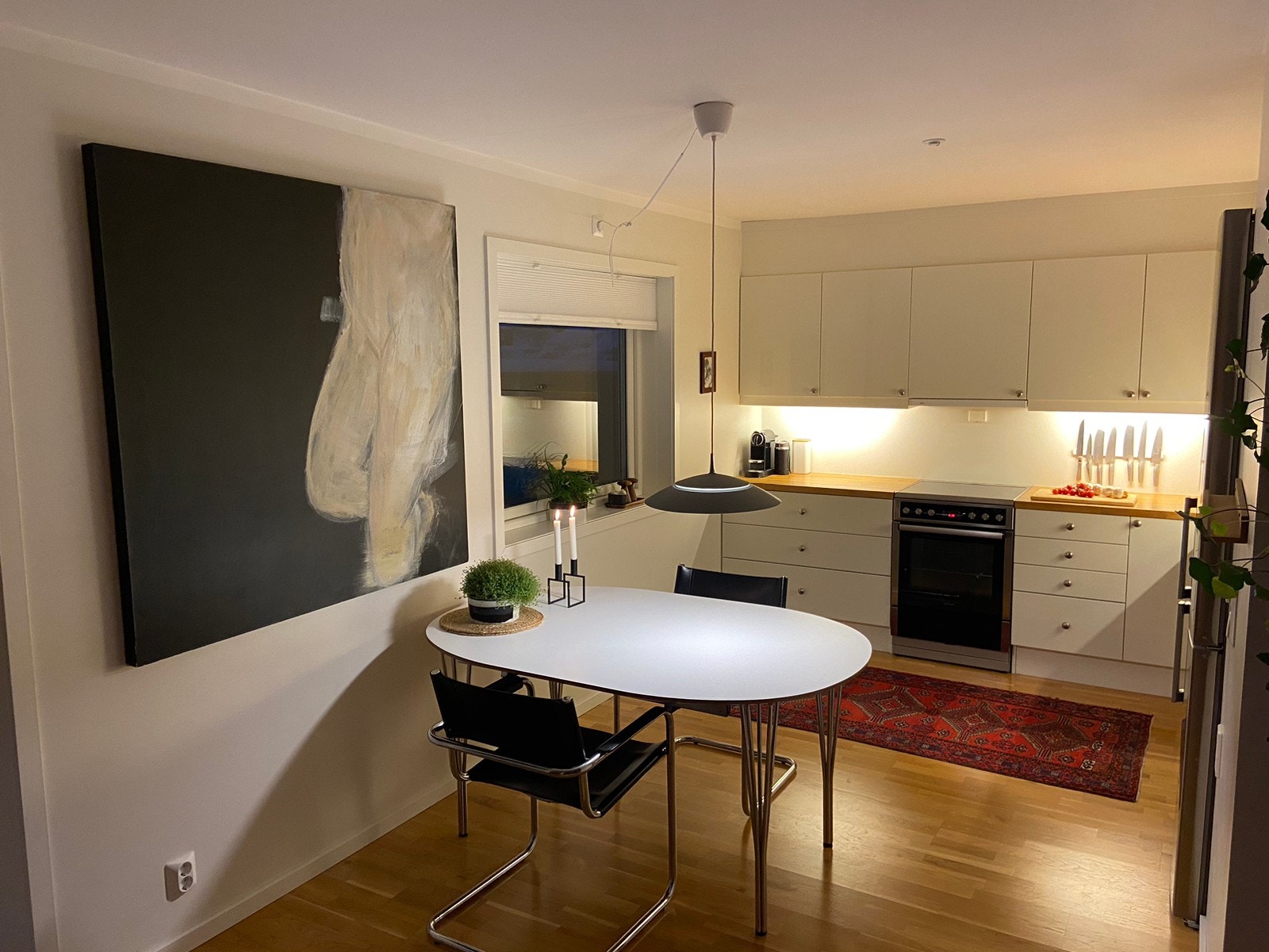kjøkken spiseplass, god plass til større spisebord Galleribilde