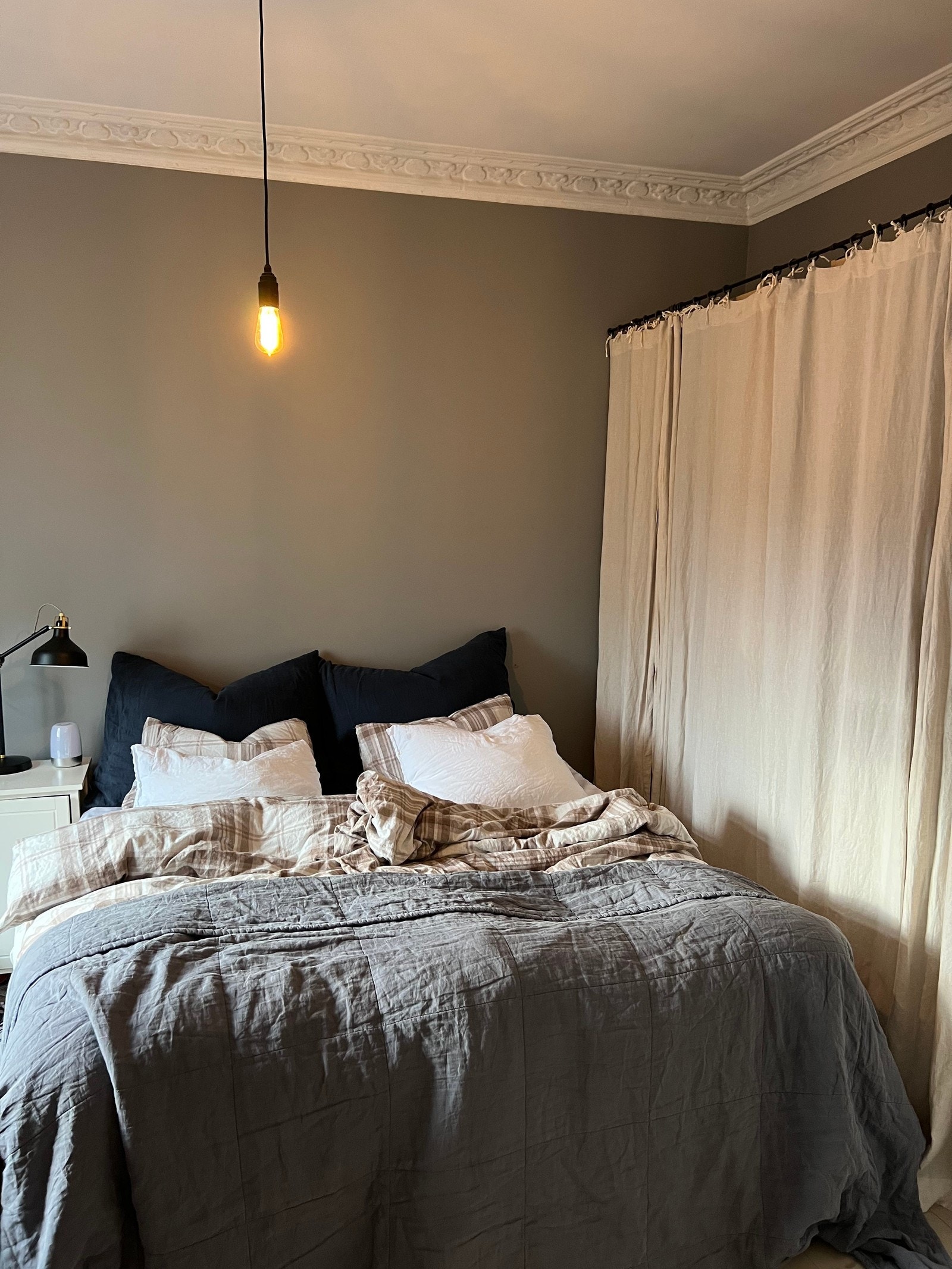 Soverom med vinduer mot bakgård. Galleribilde