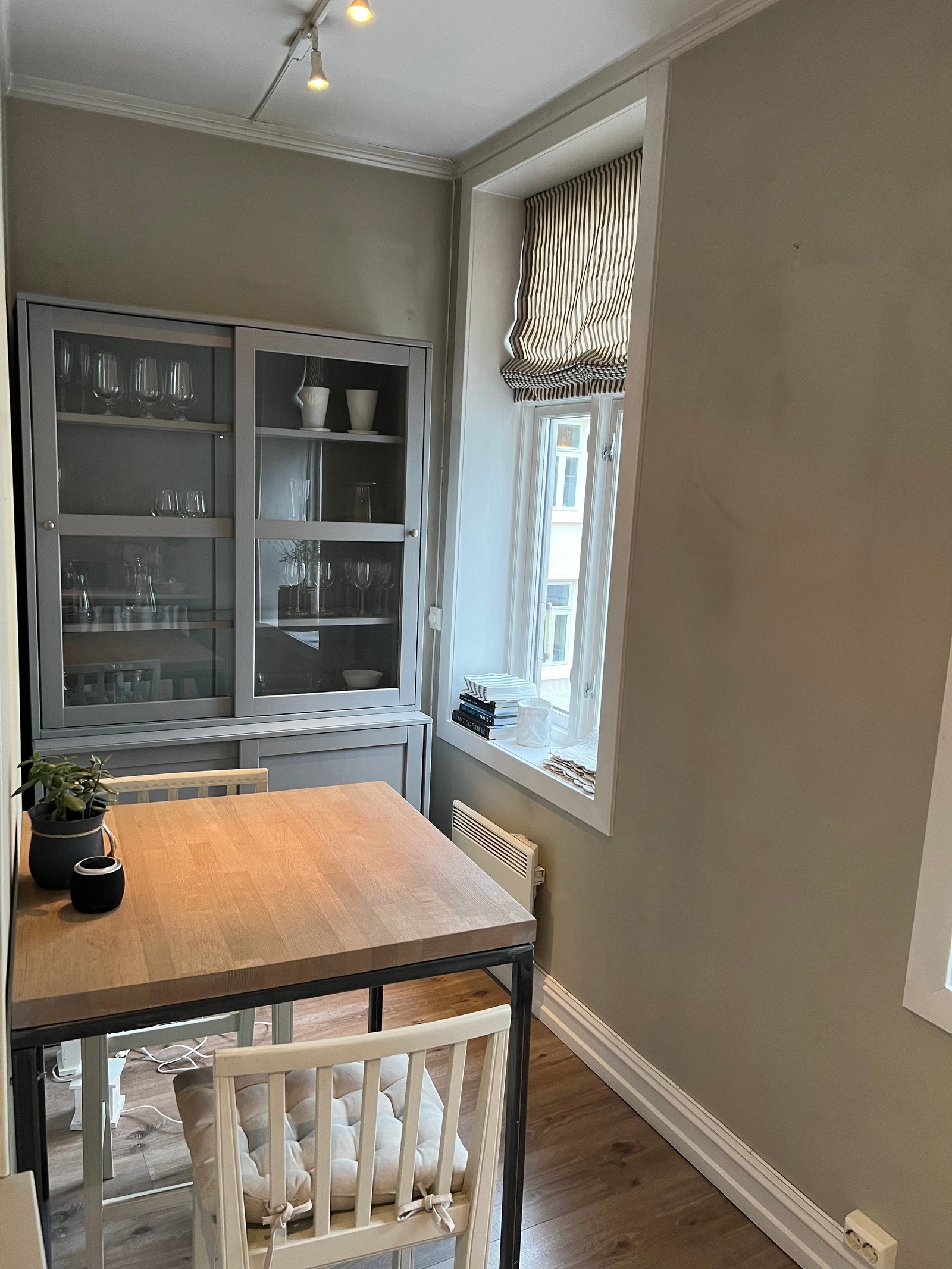 Spiseplass på kjøkken. Disse møblene er disponible Galleribilde