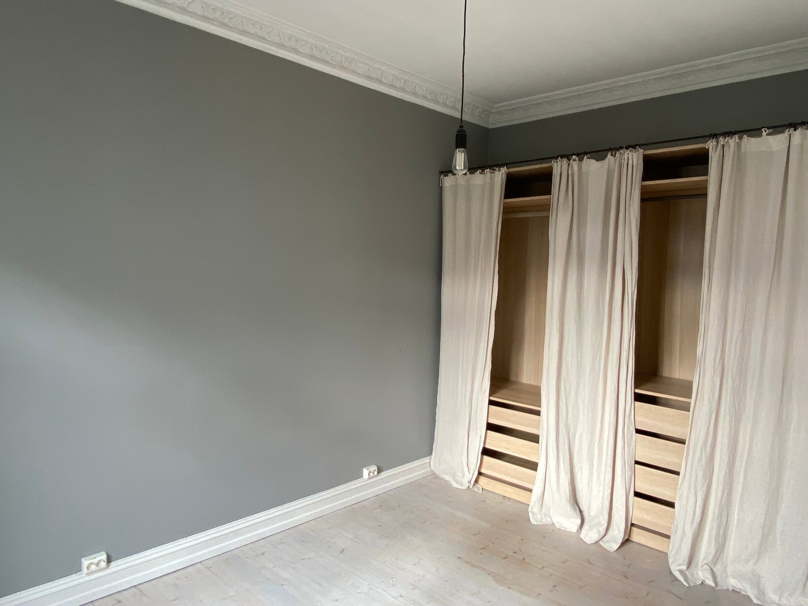 God plass til dobbeltseng og mye lagring på sov Galleribilde