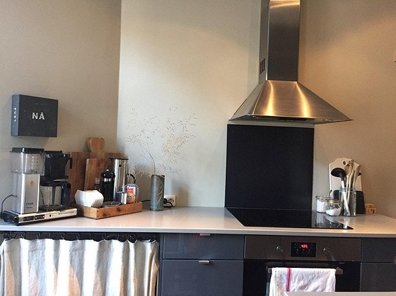 Hyggelig kjøkken med integrerte hvitevarer. Galleribilde