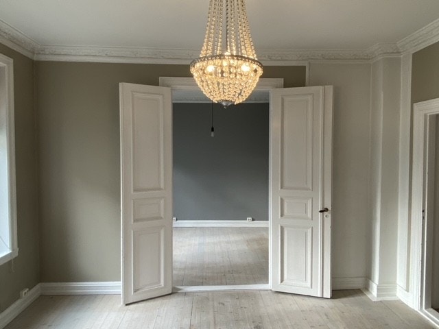 Vakre doble dører skiller stue og soverom Galleribilde