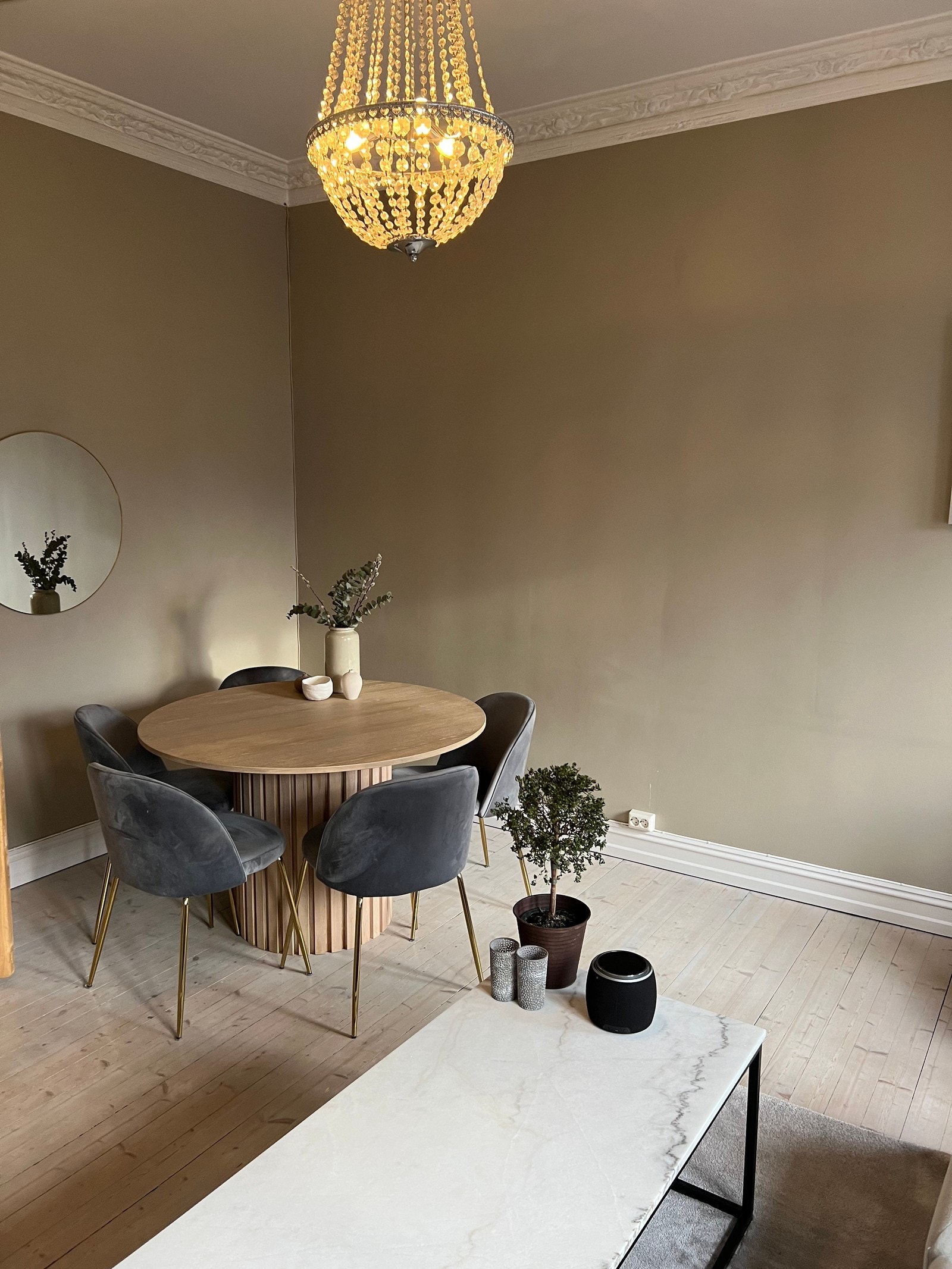 Møbleringsforslag stue. Det er senere malt i lysere farge. Galleribilde