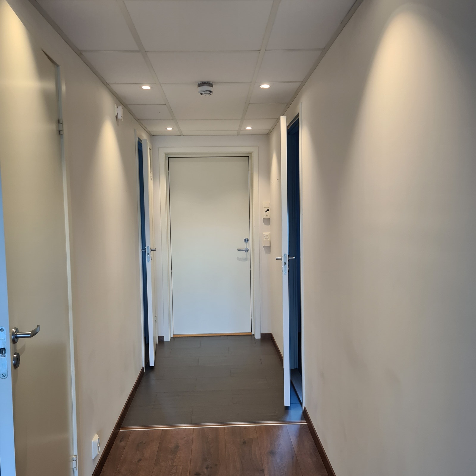 Gang med spottere og varmekabler i gulv Galleribilde