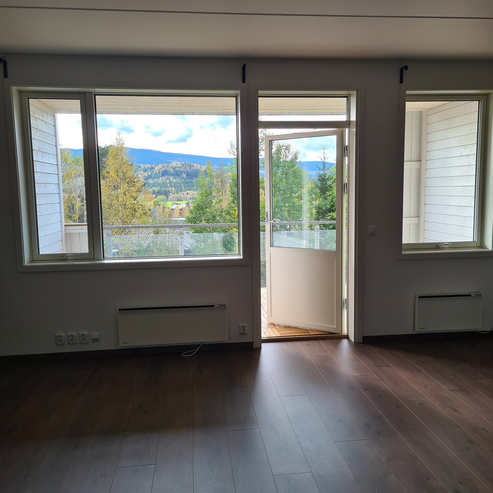 Store vinduer i stue Galleribilde