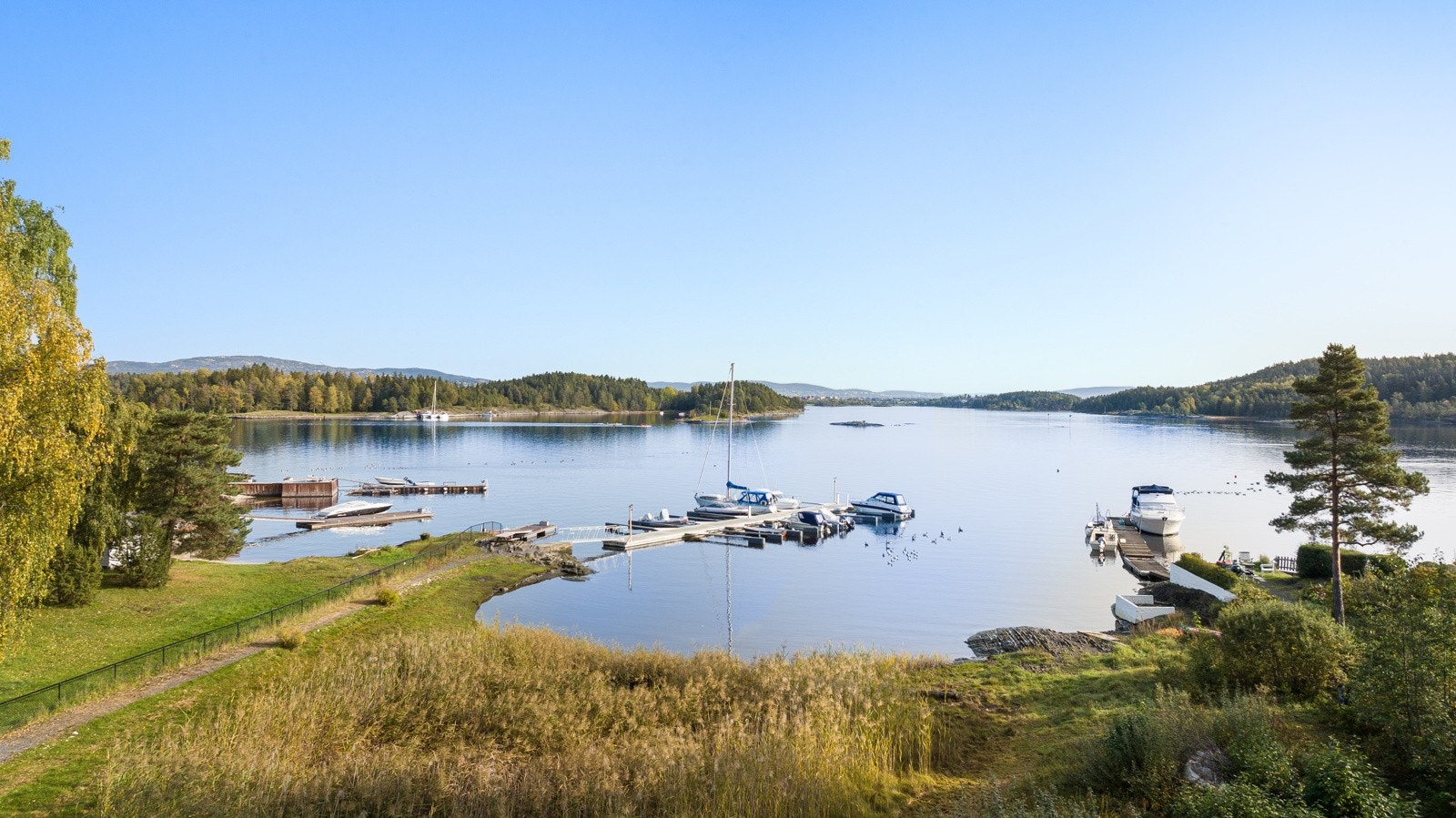 Det følger med hele eiendommen (alle 4 boligene) en andel 1/19 i et realsameie - og en båtplass. Galleribilde