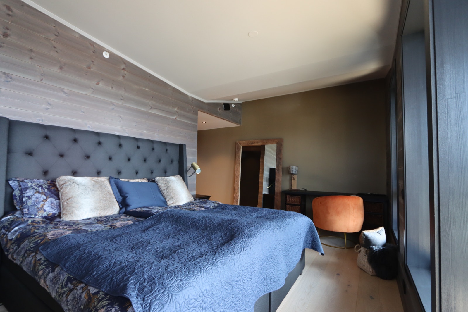 Master bedroom med plass til et hyggelig hjemmekontor Galleribilde