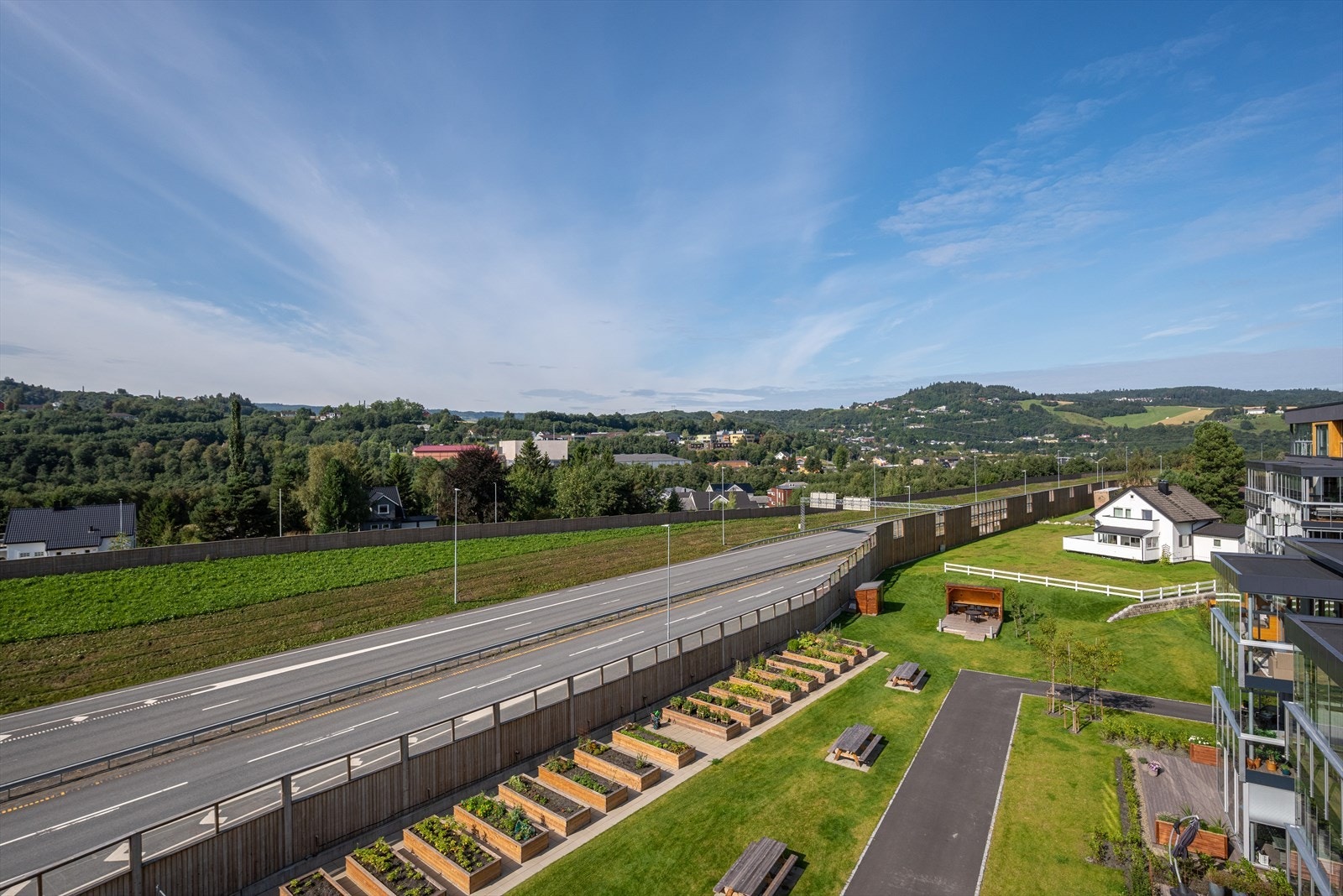 Balkongen strekker seg rundt tre sider av leiligheten Galleribilde