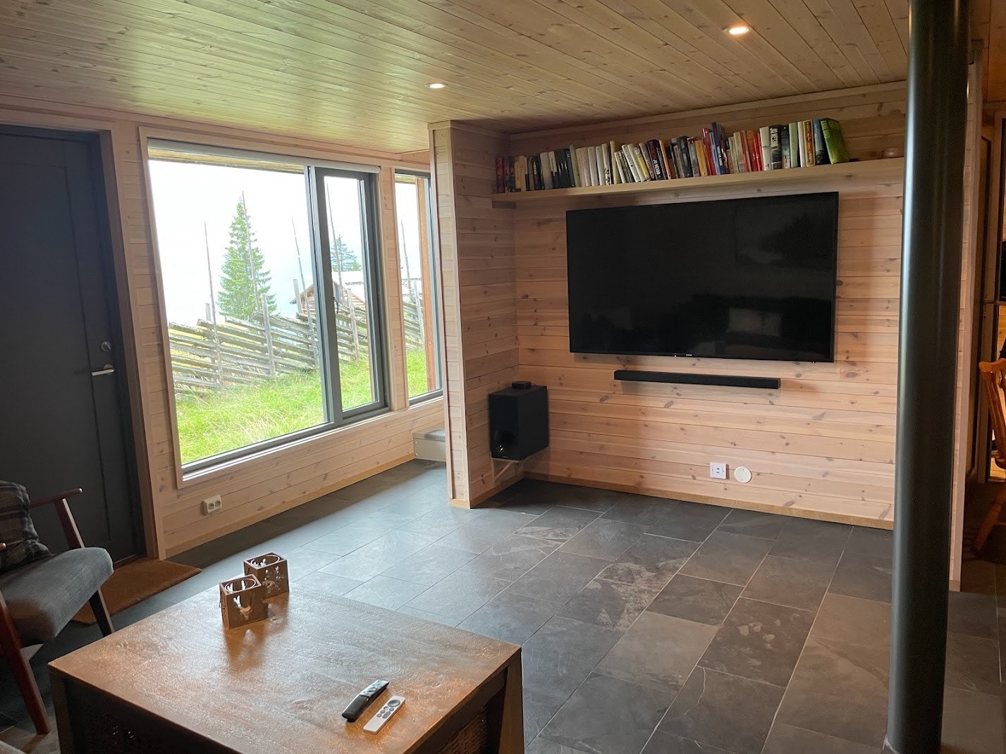 TV-stue kjelleretasje med 65 TV Galleribilde