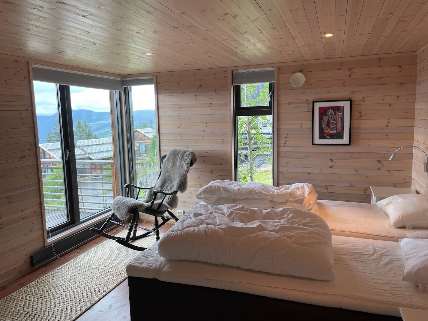 Romslig hovedsoverom, direkte inngang til bad Galleribilde