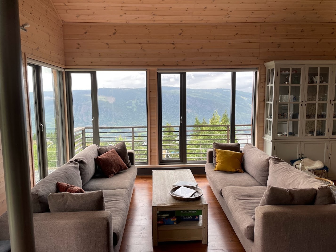 Sofagruppe stue 2. etg - to store sofaer Galleribilde