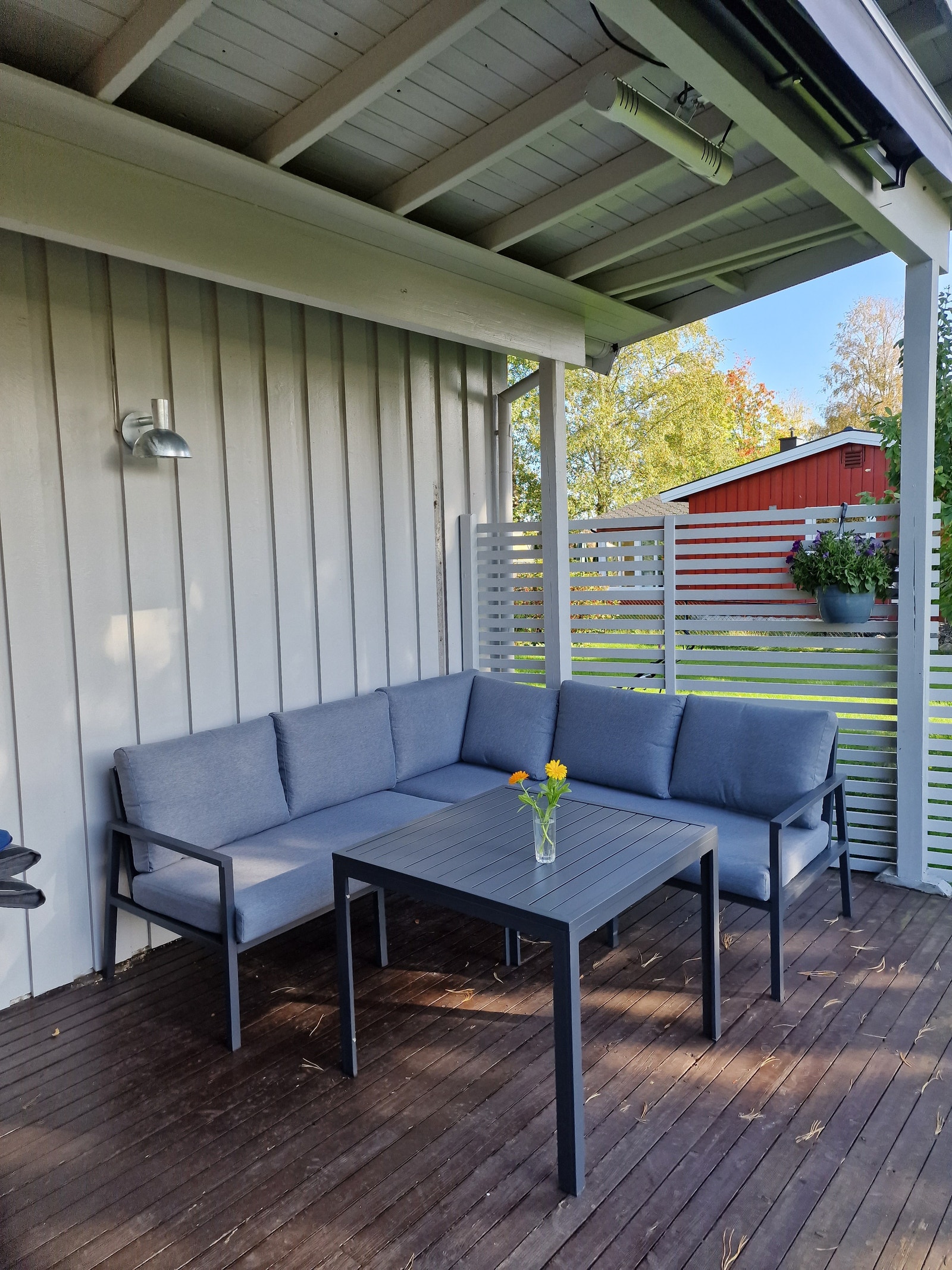 Terrasse med utemøbler Galleribilde