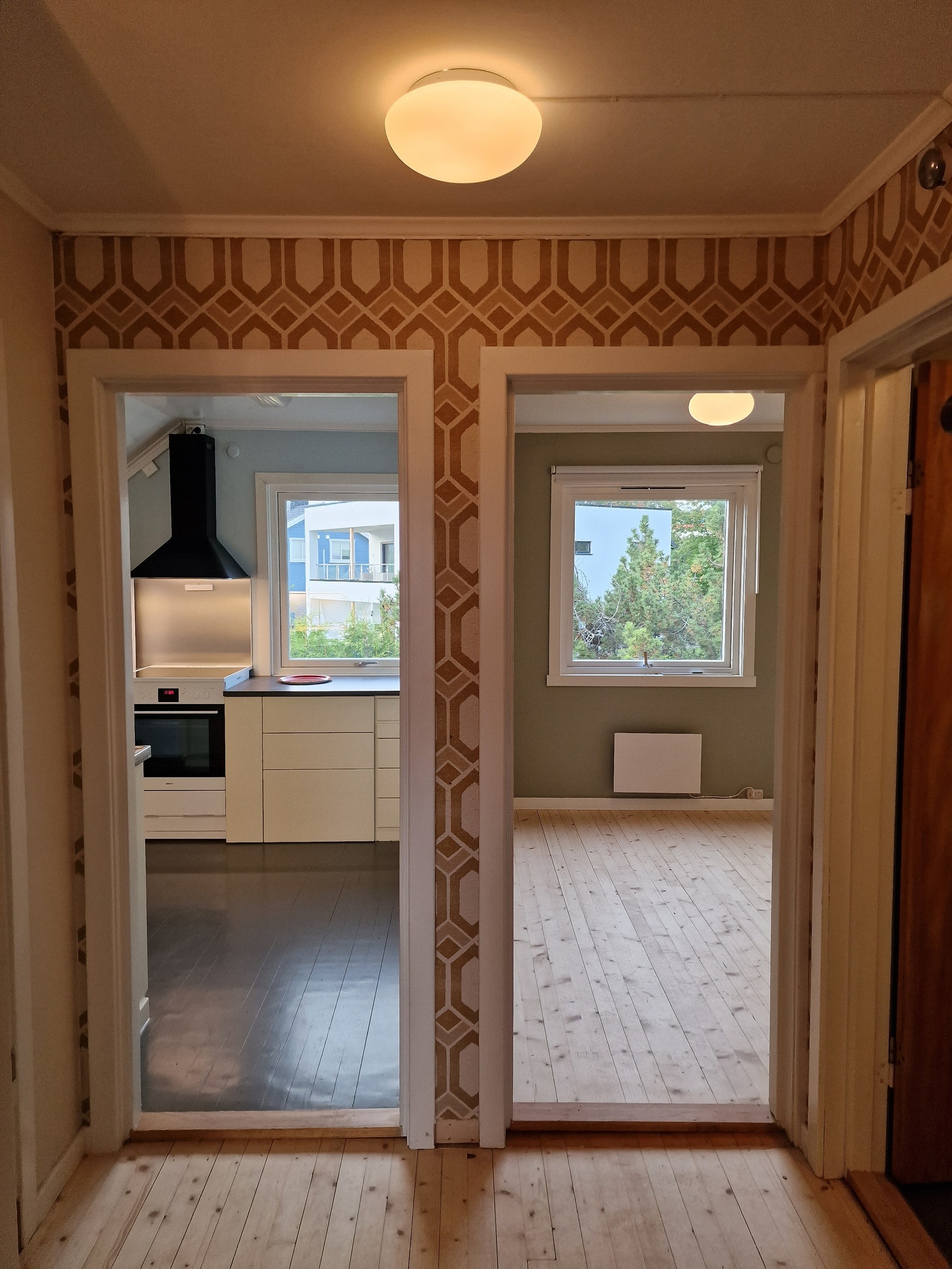 Gang med dør til kjøkken og soverom i 2. etg Galleribilde