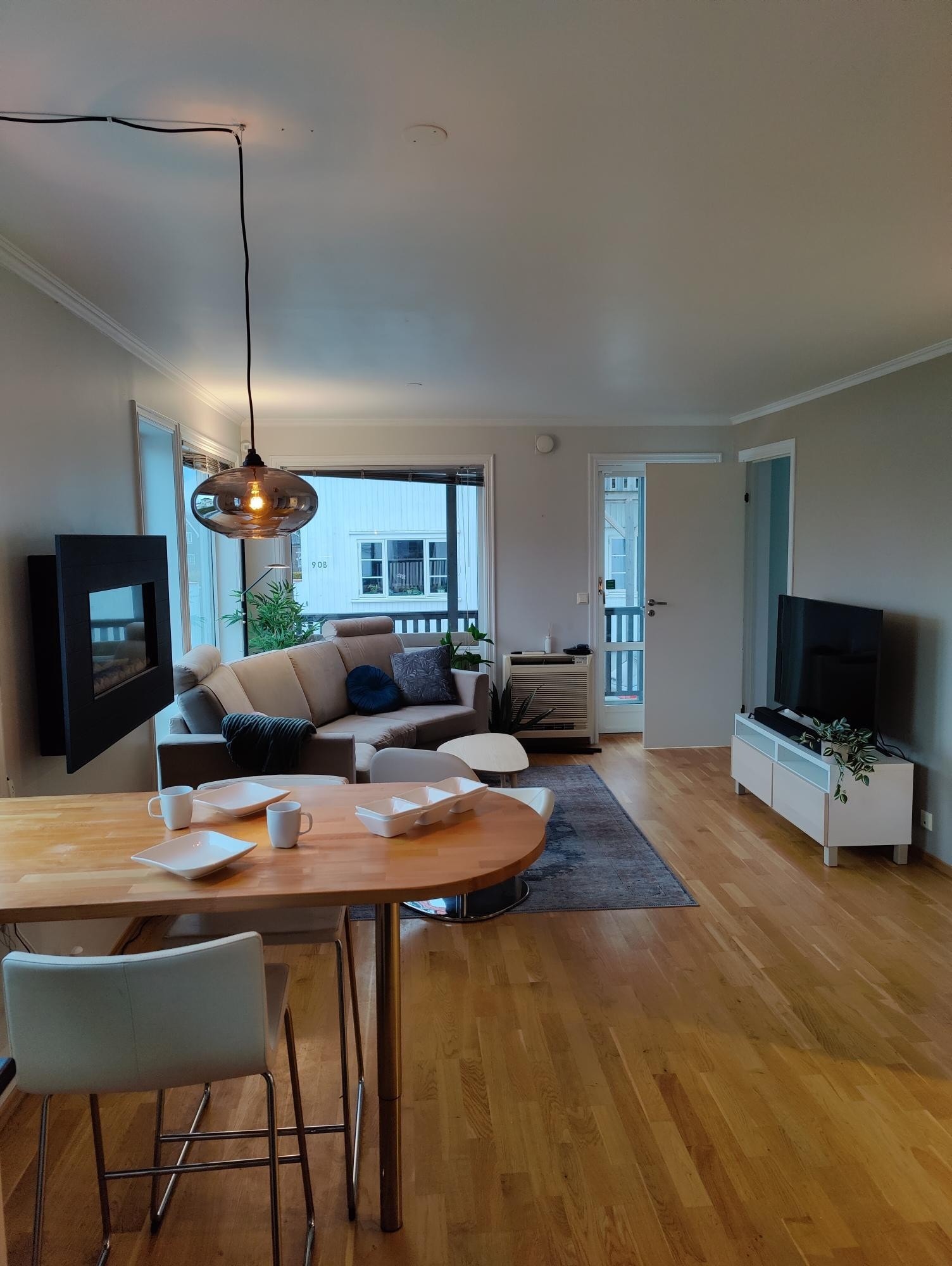Lys og trivelig stue med stor TV, behagelig sofa og godt lys. Utvendige solgardiner med el.-betjening. Galleribilde