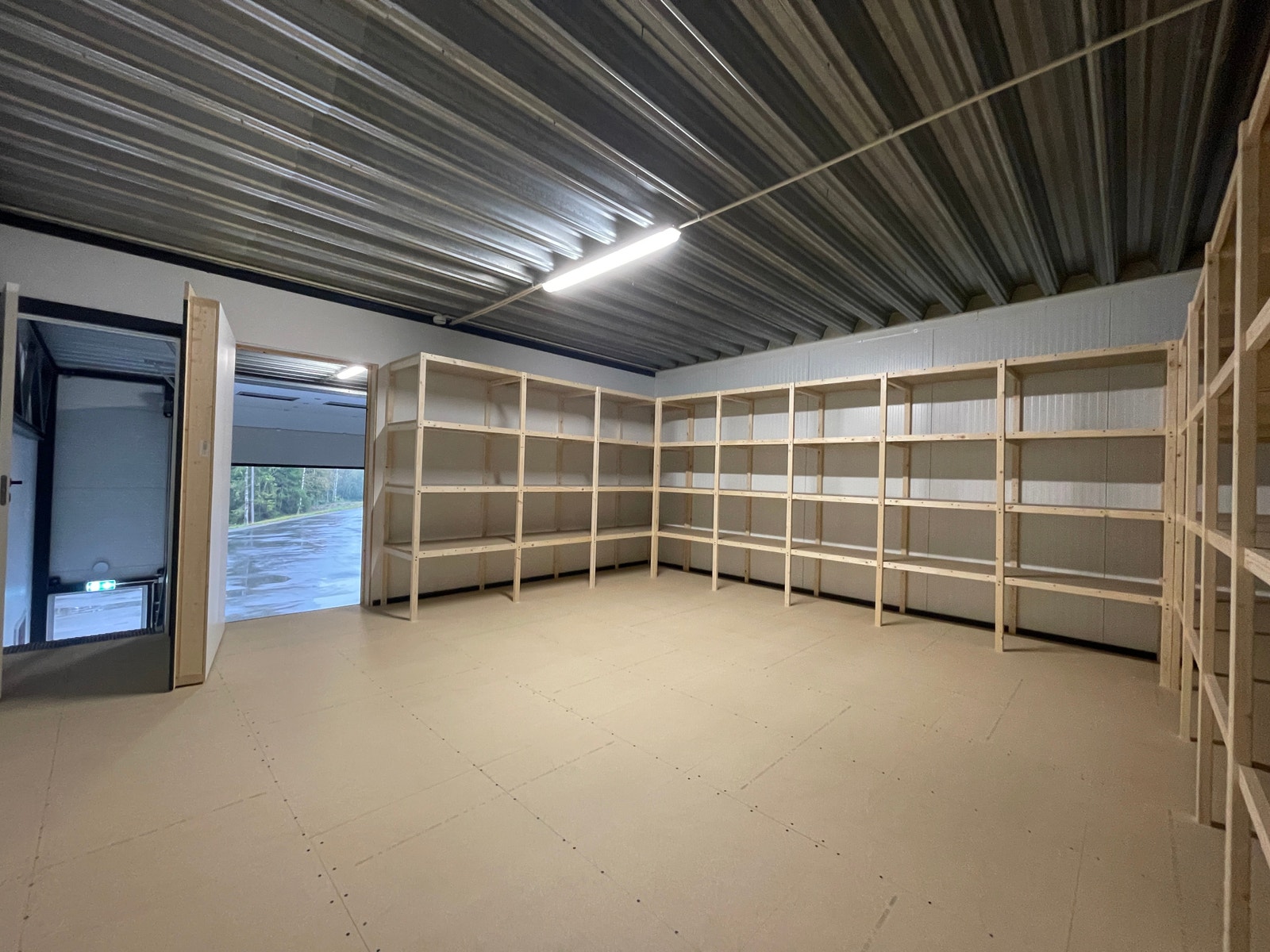 Mesanin med hyller på alle vegger Galleribilde