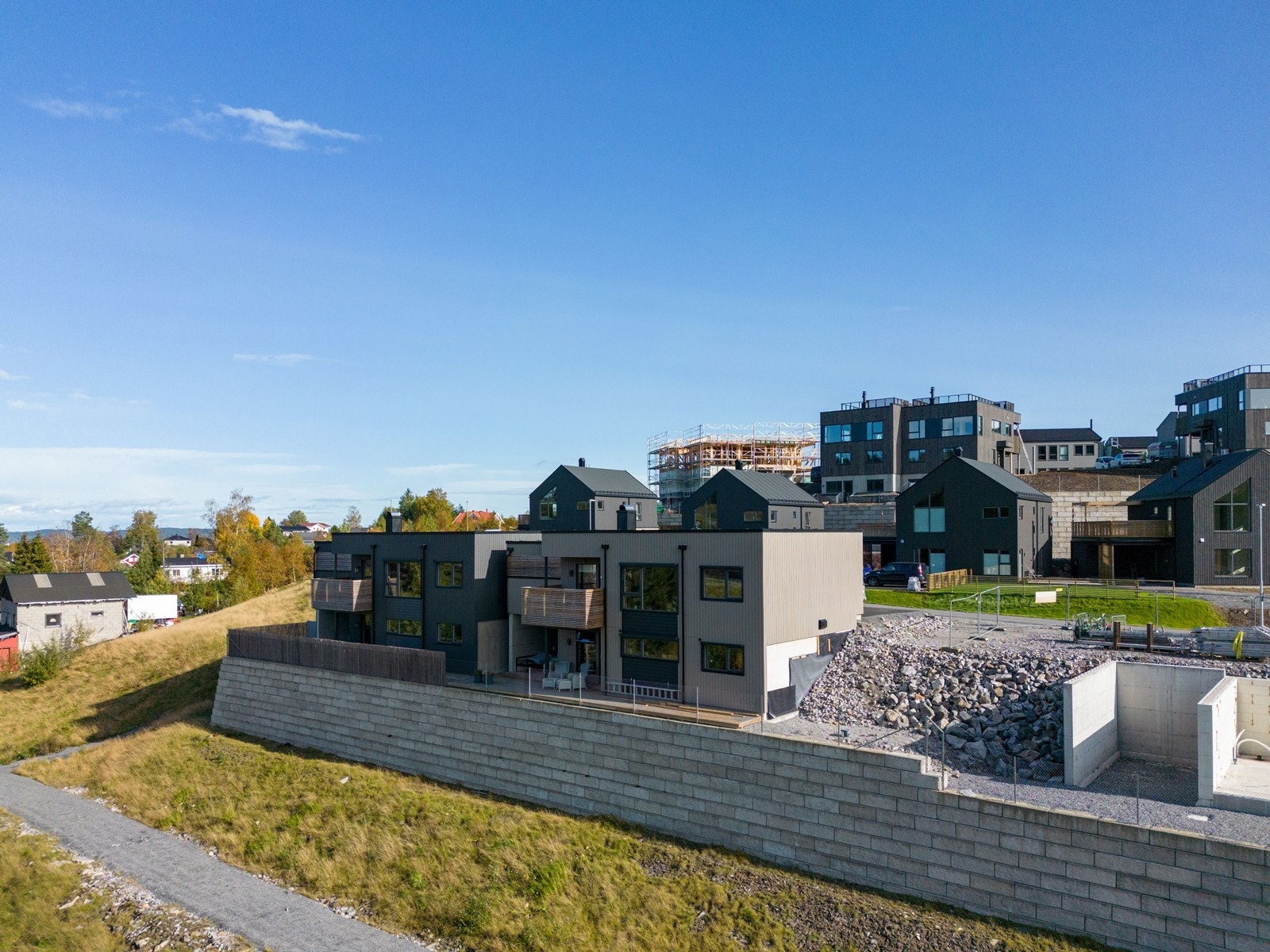 Fasadebilde av overleverte boliger i Høgåsen Vest. Galleribilde