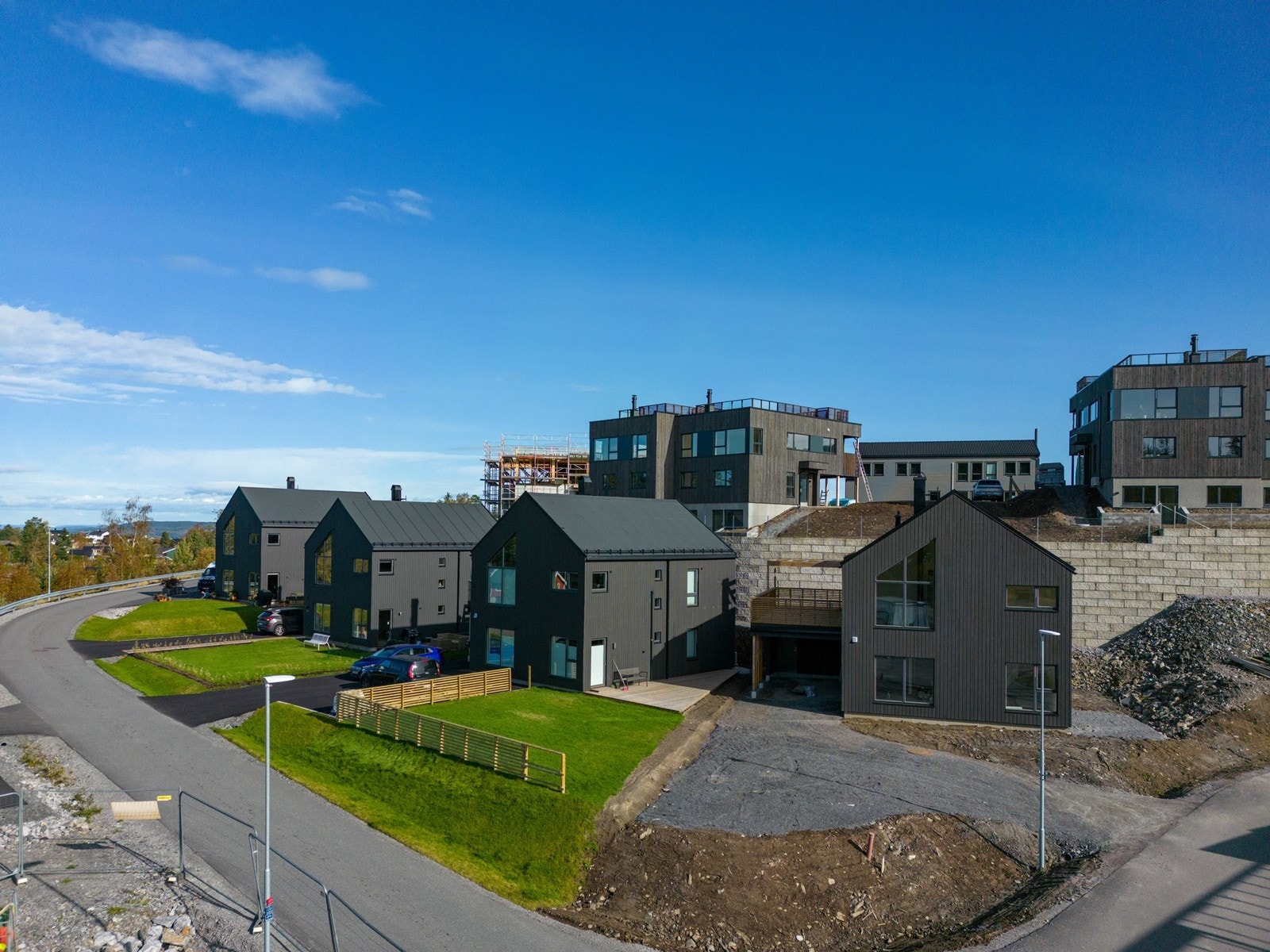 Fasadebilde av overleverte boliger i Høgåsen Vest. Galleribilde