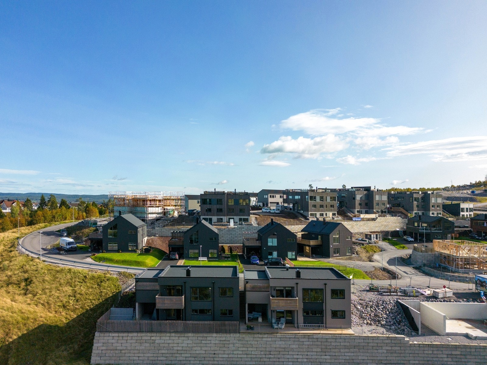 Fasadebilde av overleverte boliger i Høgåsen Vest. Galleribilde