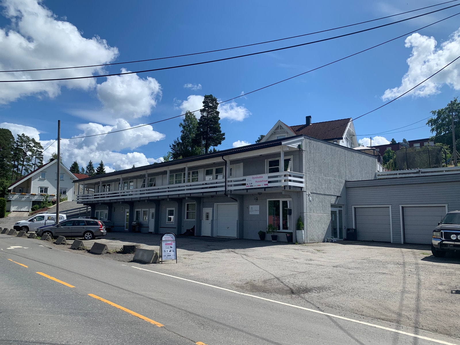 Leiligheten er i 2. etasje på omtrent på midten Galleribilde