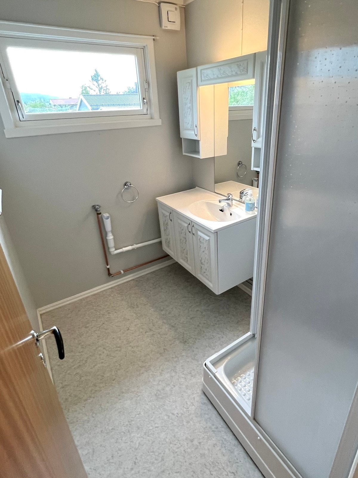 Baderom med opplegg ror vaskemaskin. Toalettrom vegg i vegg. Galleribilde