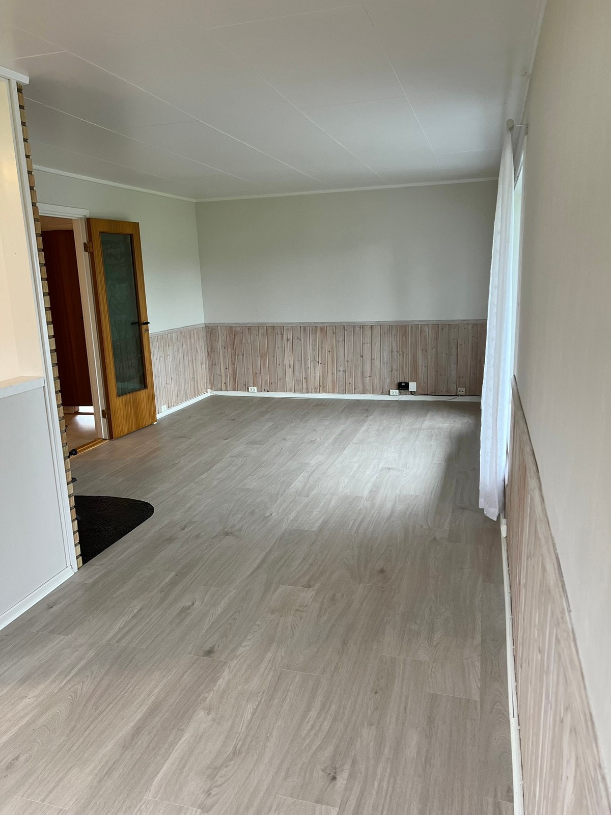 Romslig stue med masse naturlig lys, og utgang til overbygd veranda ved trivelig hage. Galleribilde