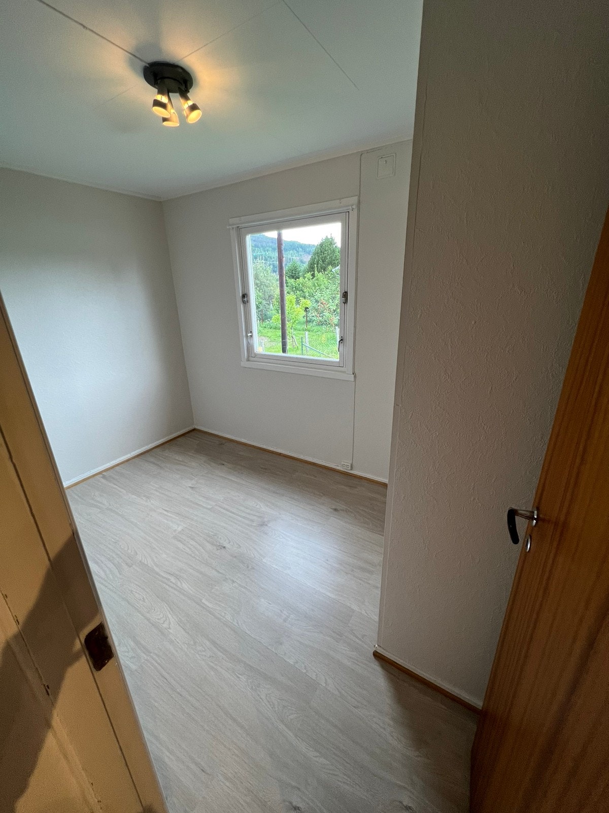 Soverom med plass til dobbeltseng. Innebygd klesskap. Galleribilde