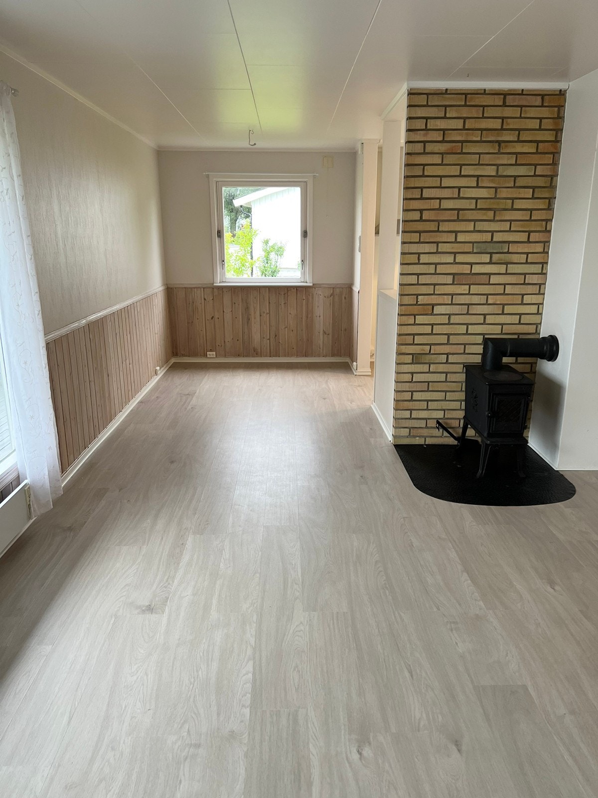 Vedovn som avgir god varme, og rikelig med plass til møblering i stue. Galleribilde