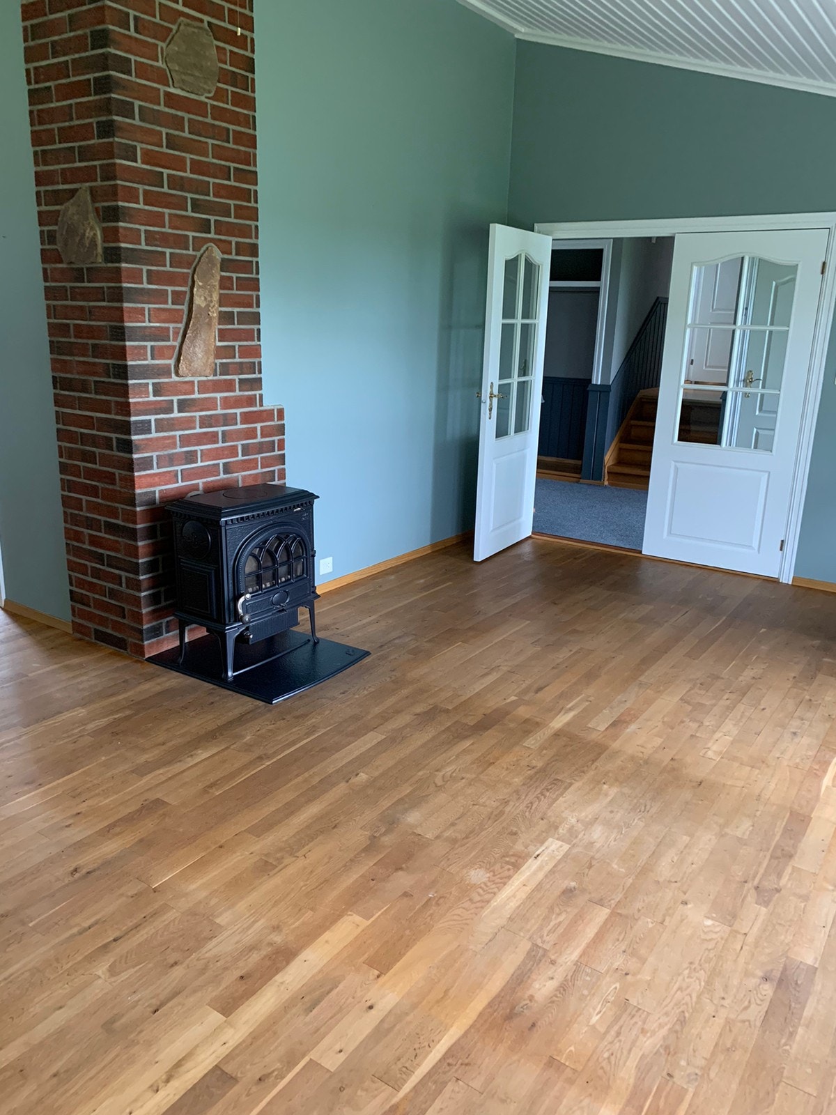 Stuen har vedovn Galleribilde