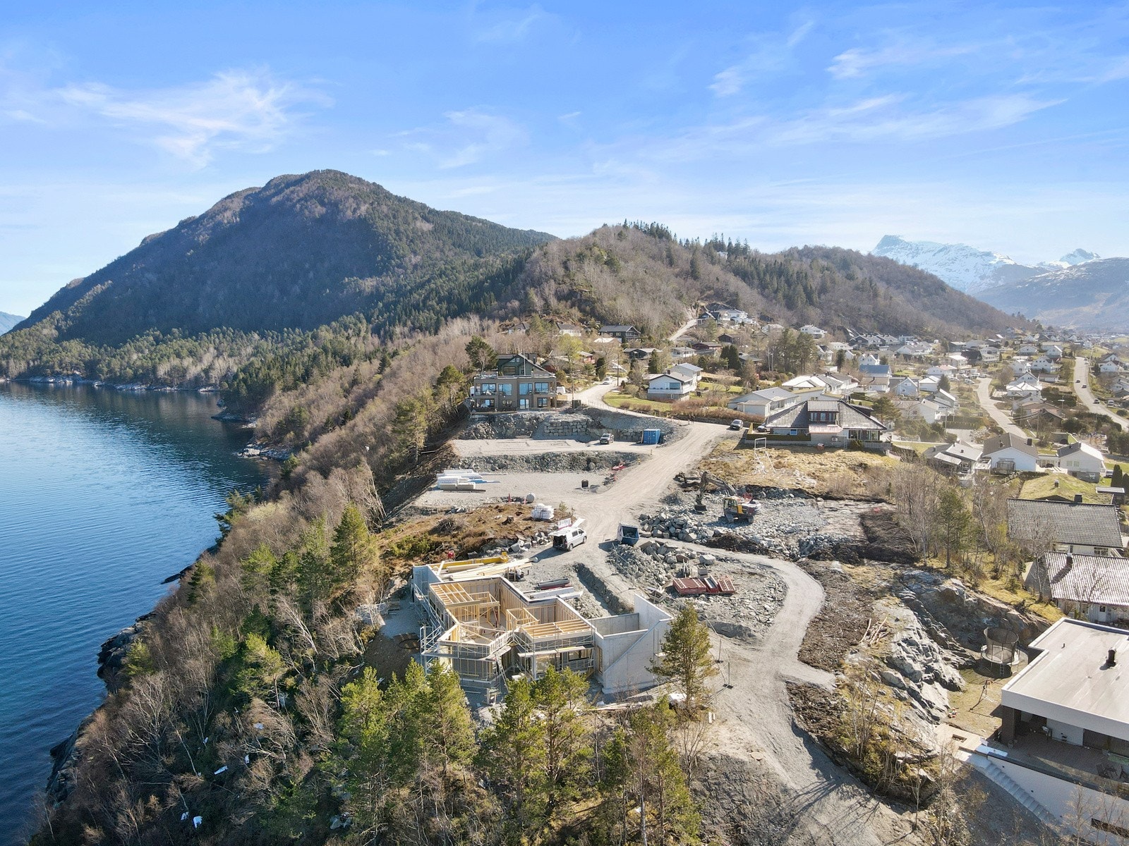 Boligfeltet vil inneholde ny lekeplass, samtidig som den flotte lekeplassen med zipline, lekestativer og fotballbane finnes like bortenfor. Alle adkomstveier blir asfalterte og opparbeidet med gatelys. Galleribilde