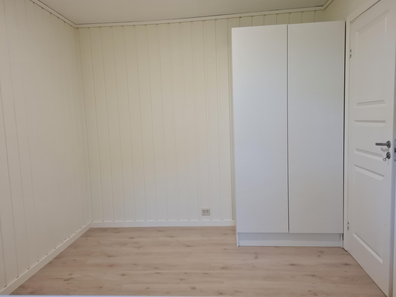 soverom 1 med stor vindu 120x140 Galleribilde