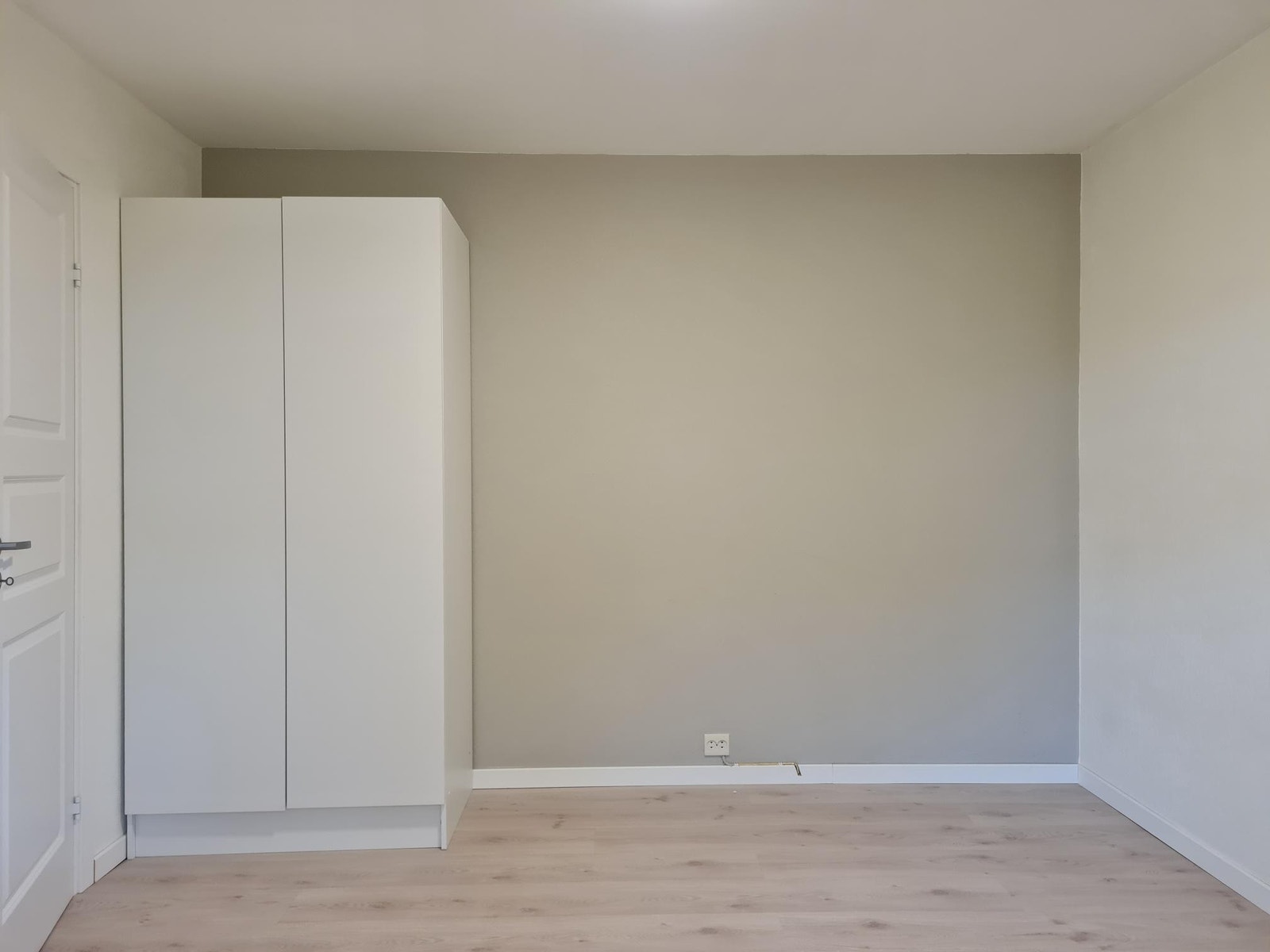 Soverom 2 har stor vindu 120x140 Galleribilde