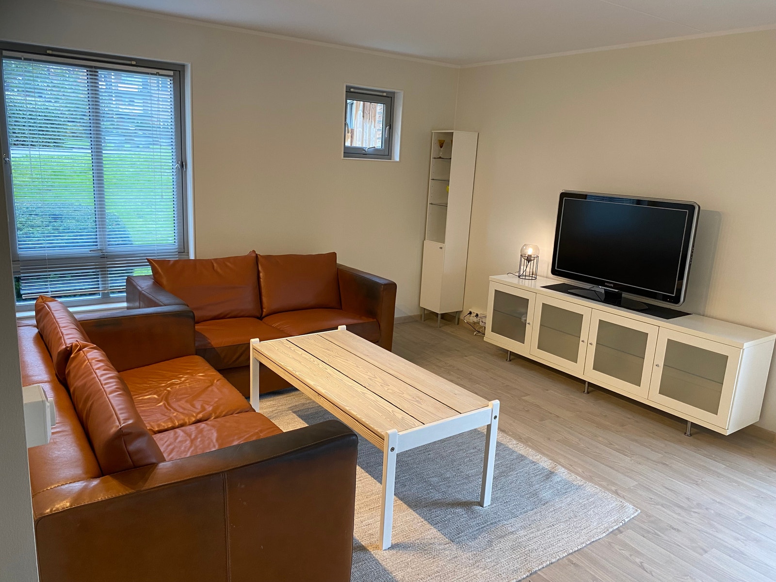 tv, passer fint på skjenken Galleribilde