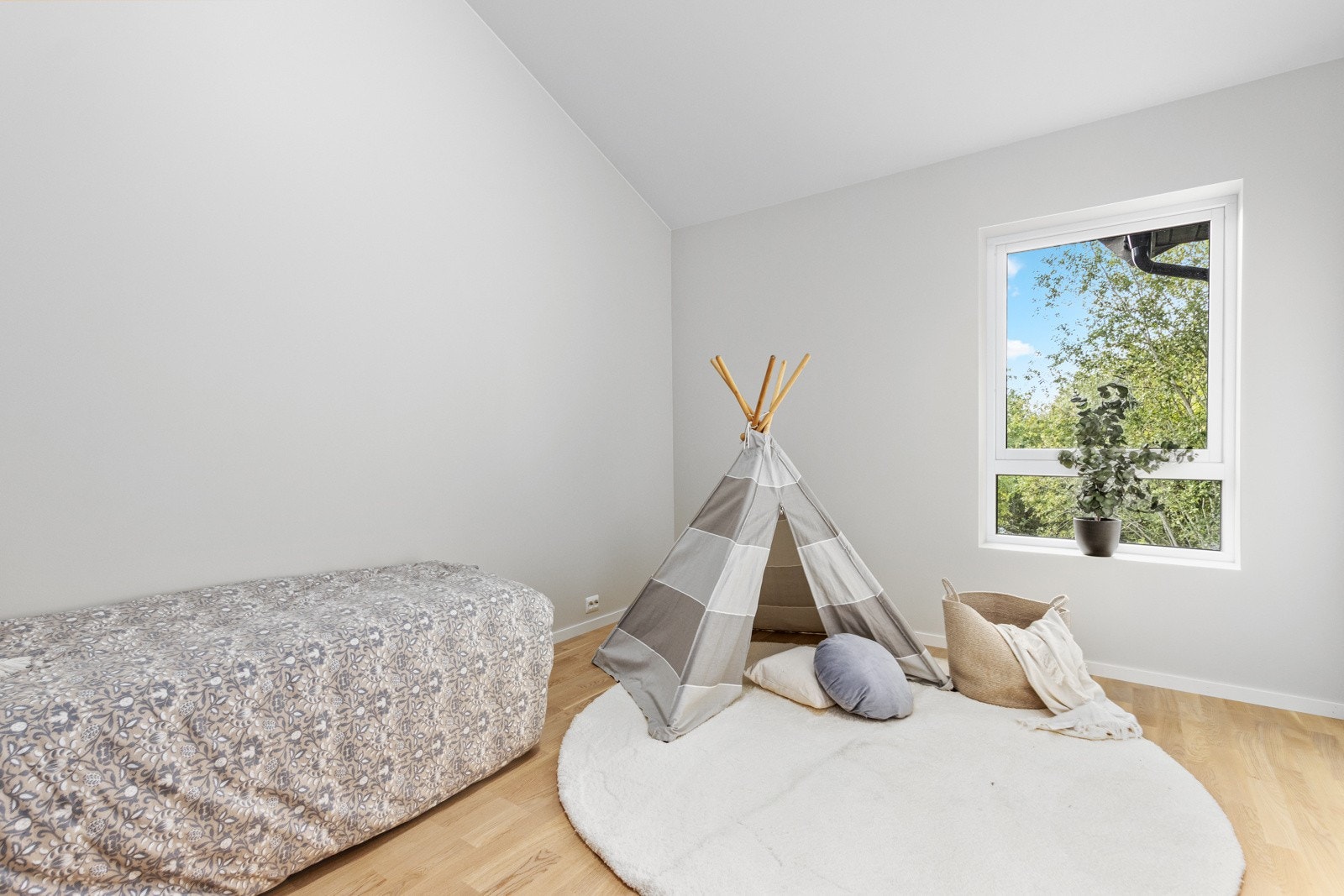 Soverommene i 2. etasje er hhv. ca. 12m² og 11m². Galleribilde